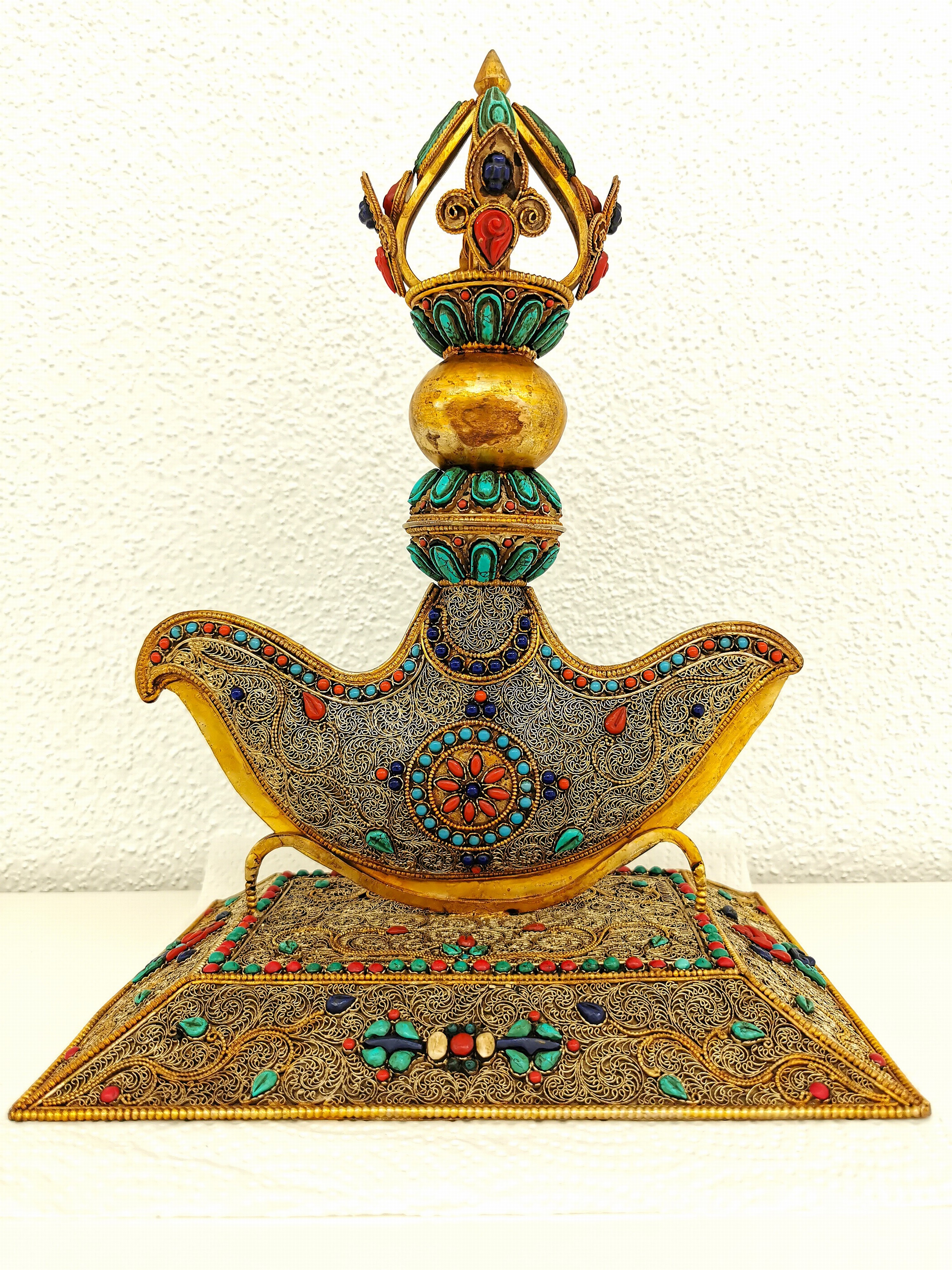 Detail a: Dekorativer Ritualdolch bzw. Kartika, Nepal, 19./20.Jh., Kupfer und wohl Bronze, gold gefasst, flächiger ornamentaler Filigran -Dekor, besetzt mit ...