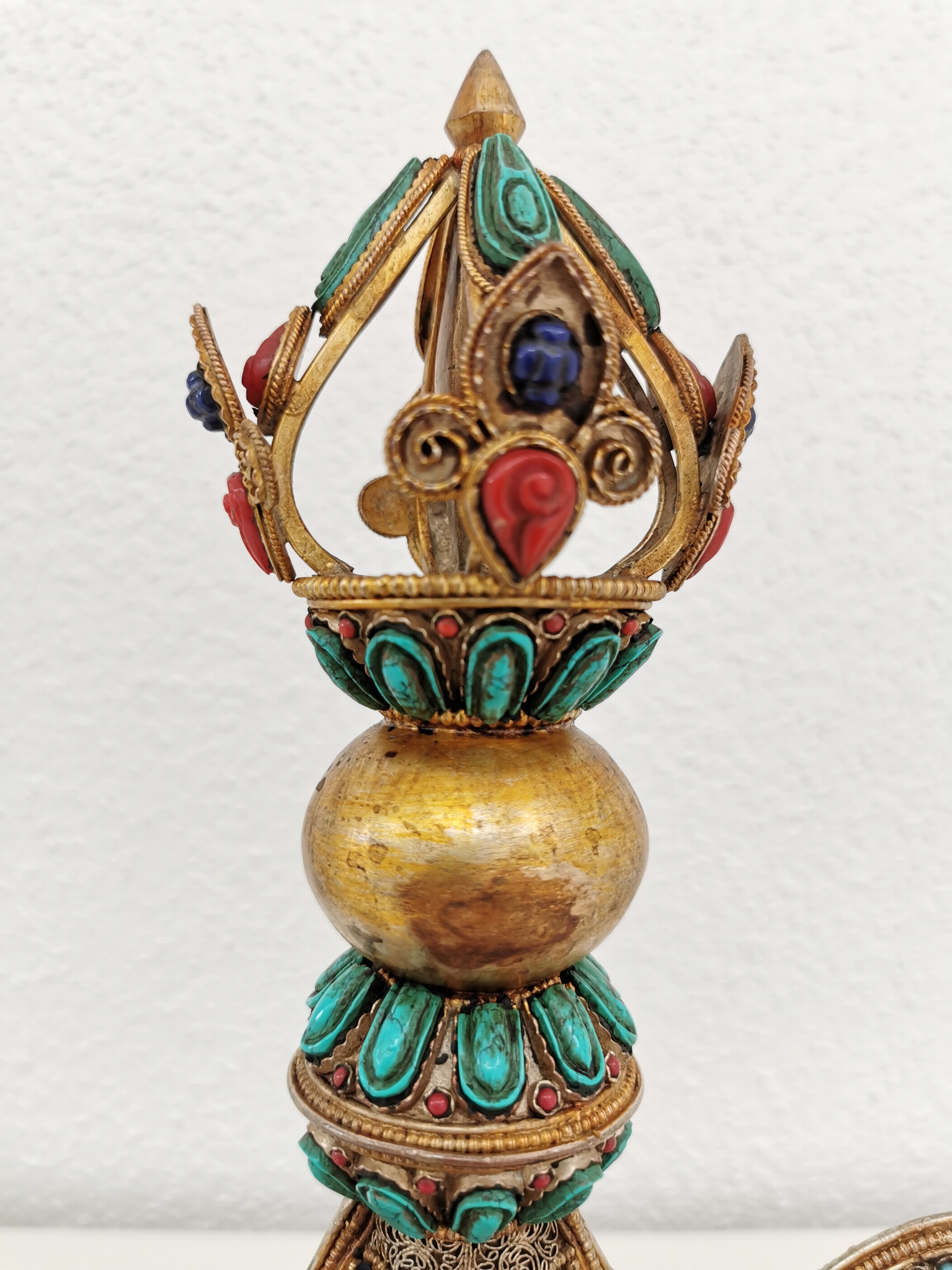 Detail b: Dekorativer Ritualdolch bzw. Kartika, Nepal, 19./20.Jh., Kupfer und wohl Bronze, gold gefasst, flächiger ornamentaler Filigran -Dekor, besetzt mit ...