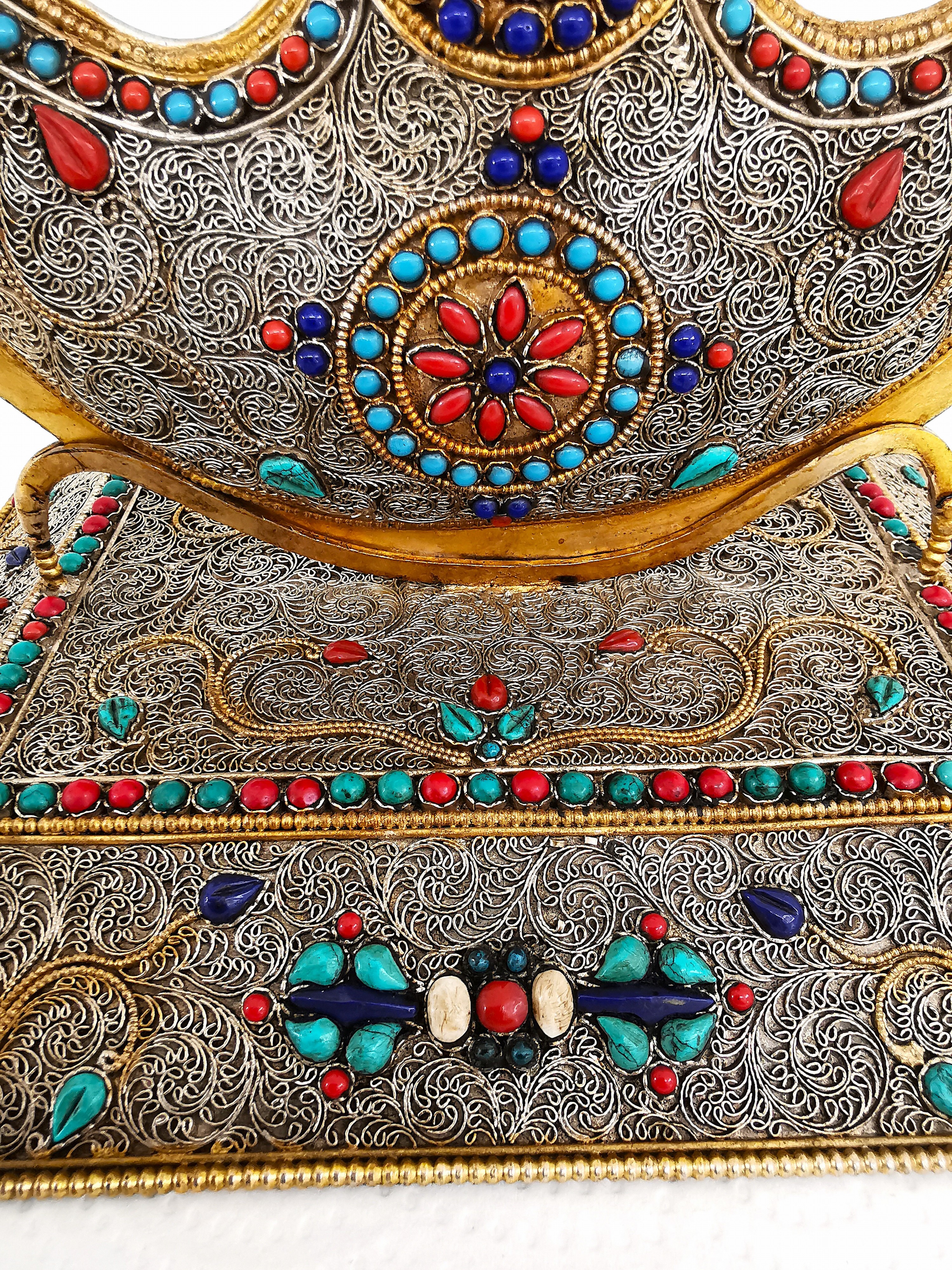 Detail d: Dekorativer Ritualdolch bzw. Kartika, Nepal, 19./20.Jh., Kupfer und wohl Bronze, gold gefasst, flächiger ornamentaler Filigran -Dekor, besetzt mit ...