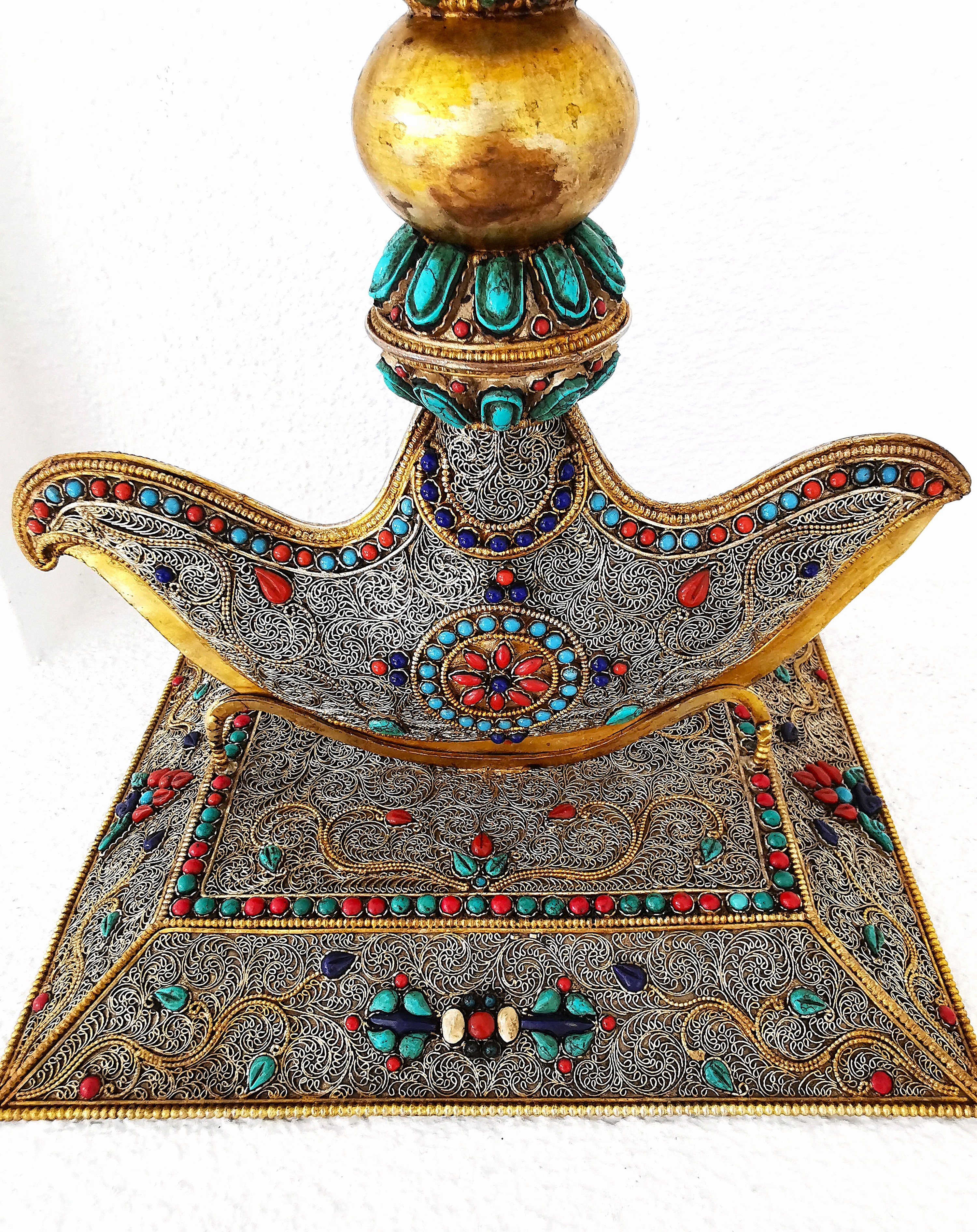 Detail f: Dekorativer Ritualdolch bzw. Kartika, Nepal, 19./20.Jh., Kupfer und wohl Bronze, gold gefasst, flächiger ornamentaler Filigran -Dekor, besetzt mit ...