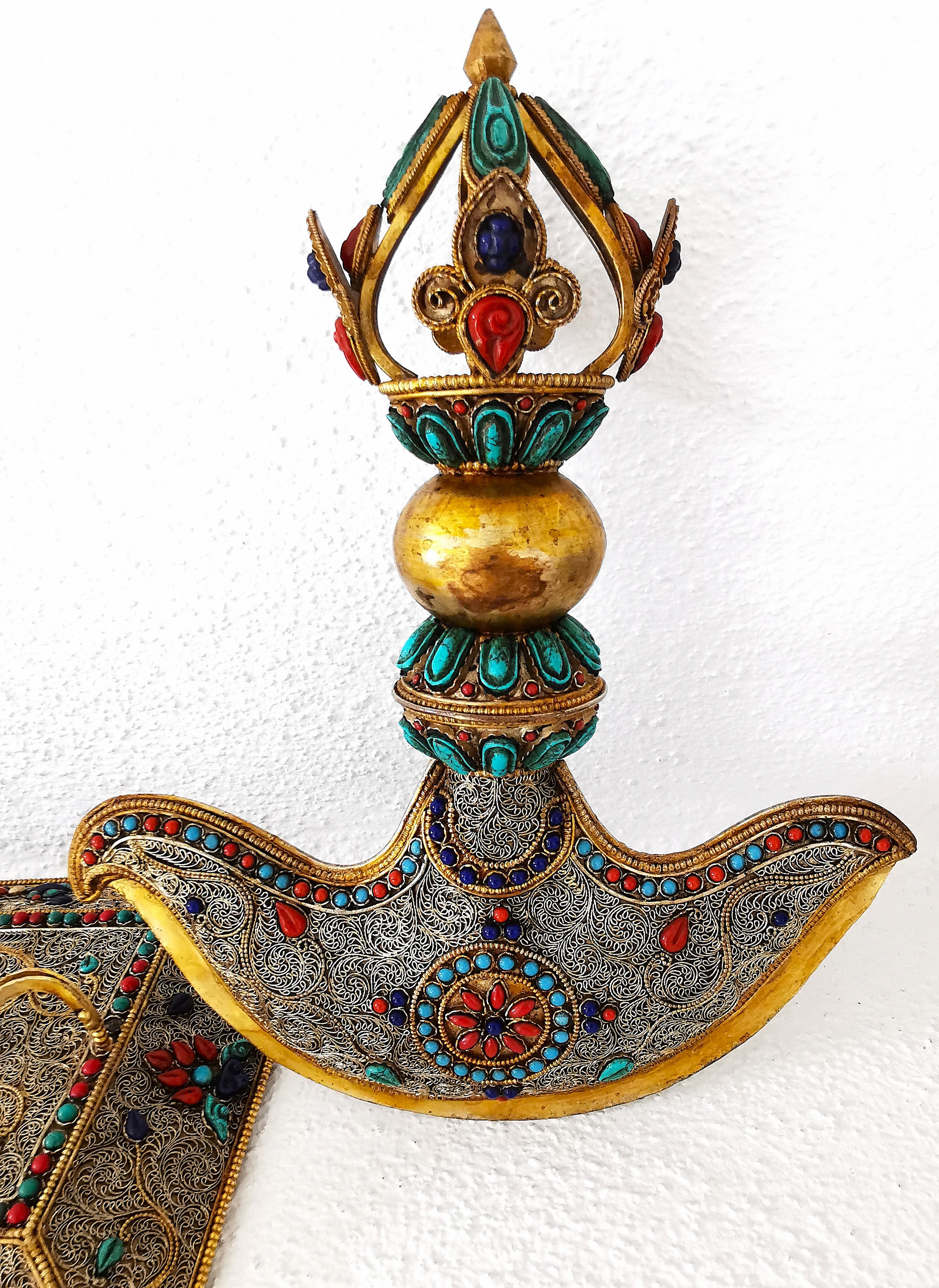 Detail g: Dekorativer Ritualdolch bzw. Kartika, Nepal, 19./20.Jh., Kupfer und wohl Bronze, gold gefasst, flächiger ornamentaler Filigran -Dekor, besetzt mit ...