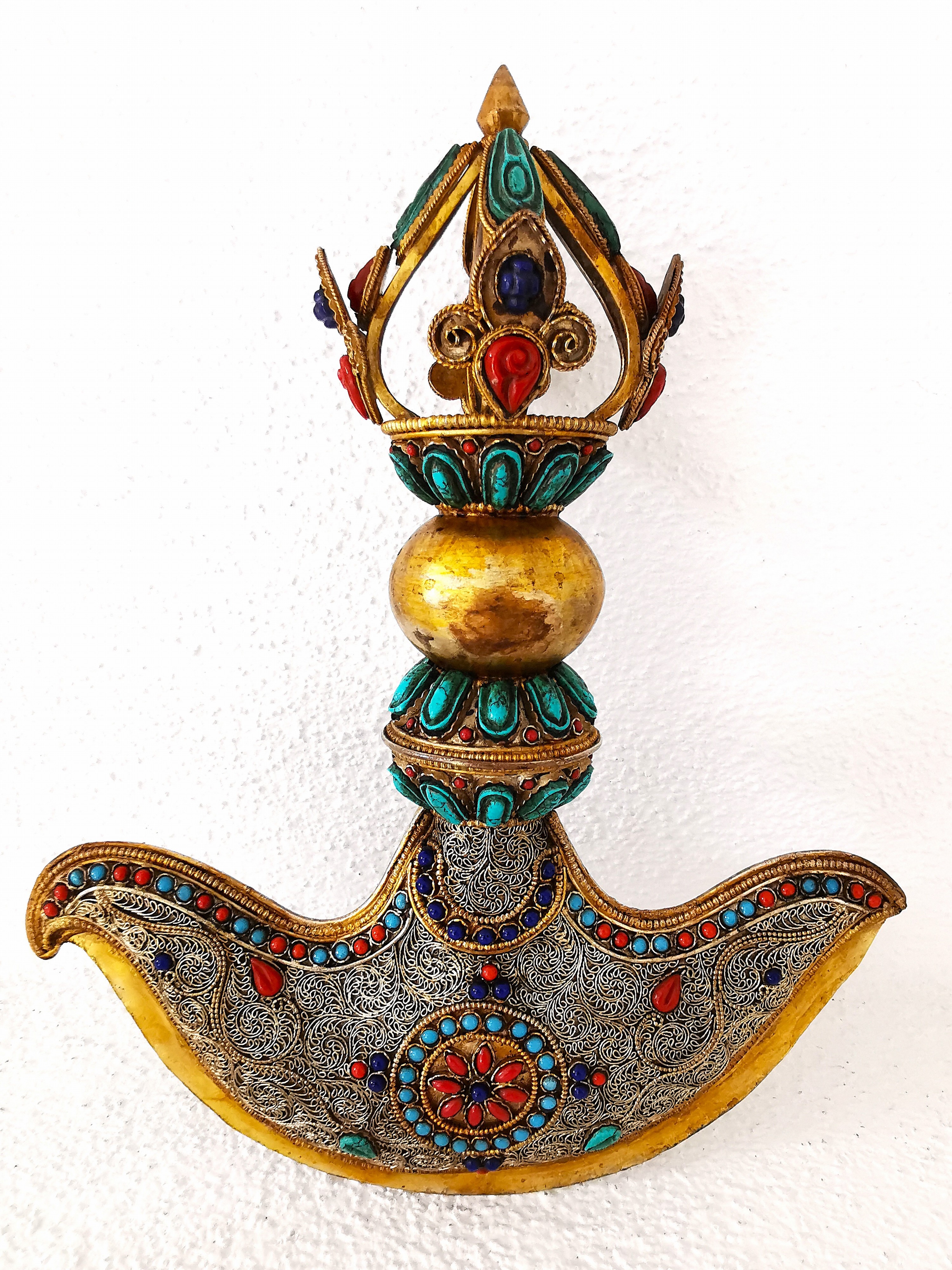Detail k: Dekorativer Ritualdolch bzw. Kartika, Nepal, 19./20.Jh., Kupfer und wohl Bronze, gold gefasst, flächiger ornamentaler Filigran -Dekor, besetzt mit ...