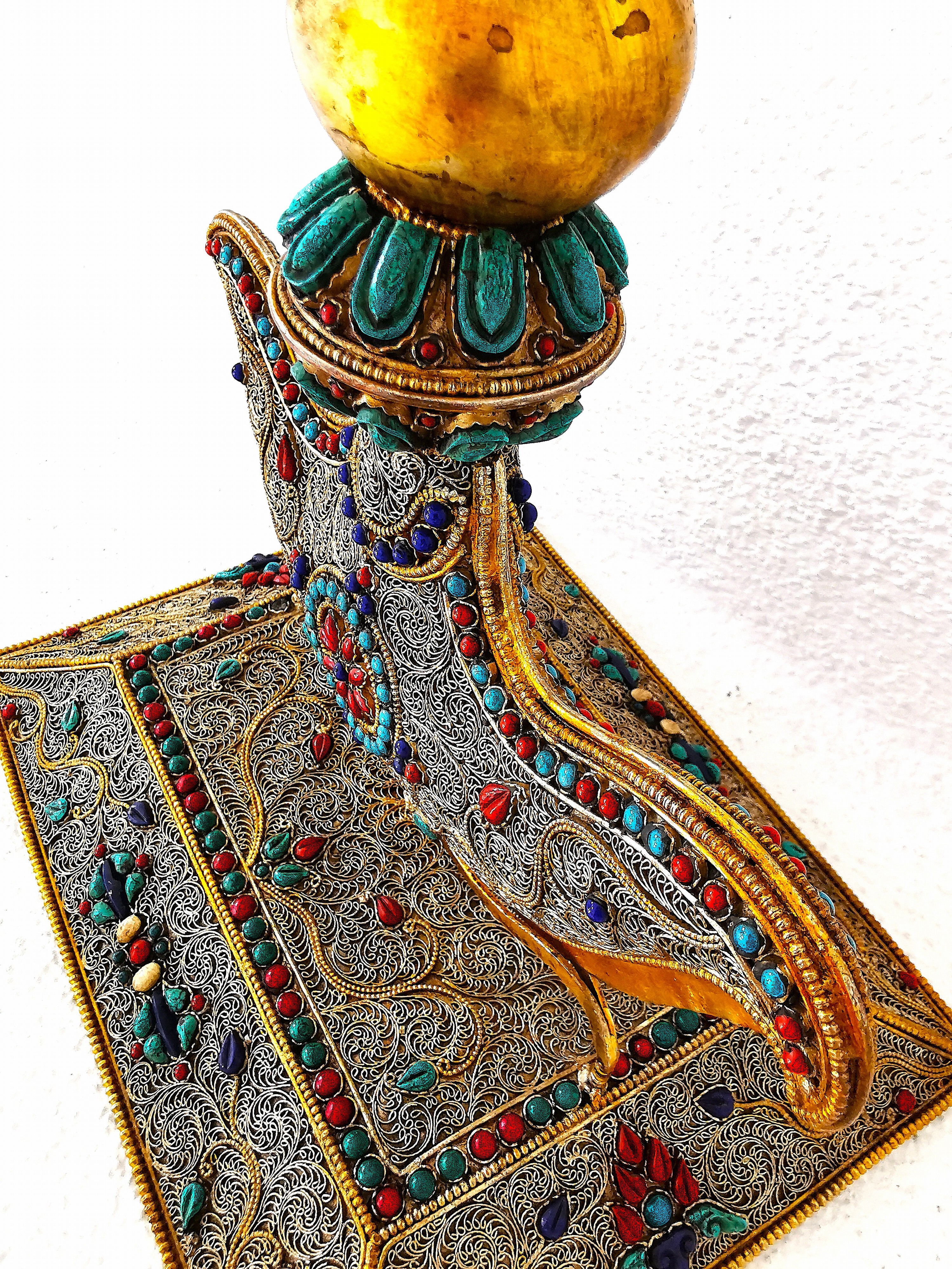 Detail m: Dekorativer Ritualdolch bzw. Kartika, Nepal, 19./20.Jh., Kupfer und wohl Bronze, gold gefasst, flächiger ornamentaler Filigran -Dekor, besetzt mit ...