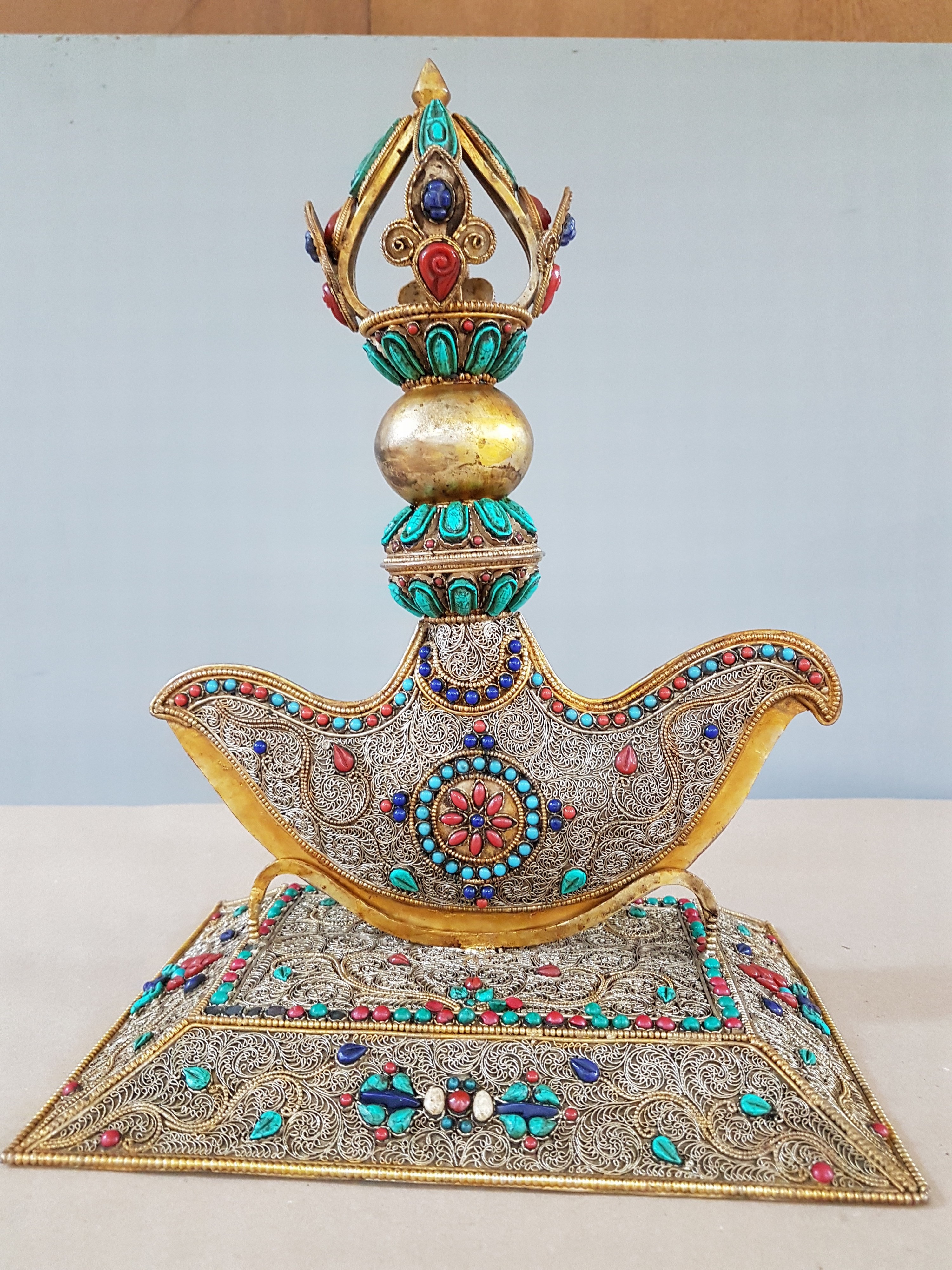 Detail s: Dekorativer Ritualdolch bzw. Kartika, Nepal, 19./20.Jh., Kupfer und wohl Bronze, gold gefasst, flächiger ornamentaler Filigran -Dekor, besetzt mit ...