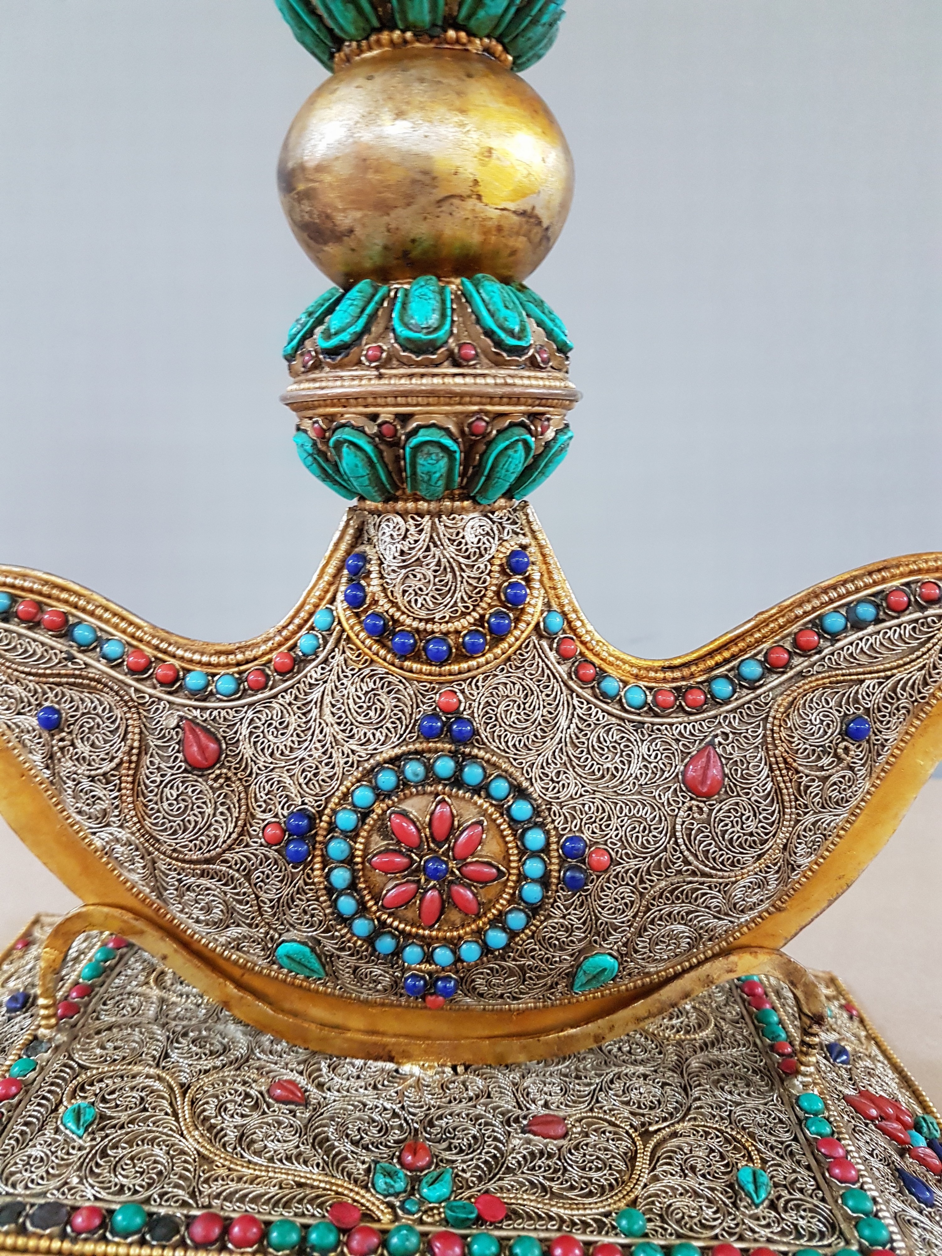 Detail t: Dekorativer Ritualdolch bzw. Kartika, Nepal, 19./20.Jh., Kupfer und wohl Bronze, gold gefasst, flächiger ornamentaler Filigran -Dekor, besetzt mit ...