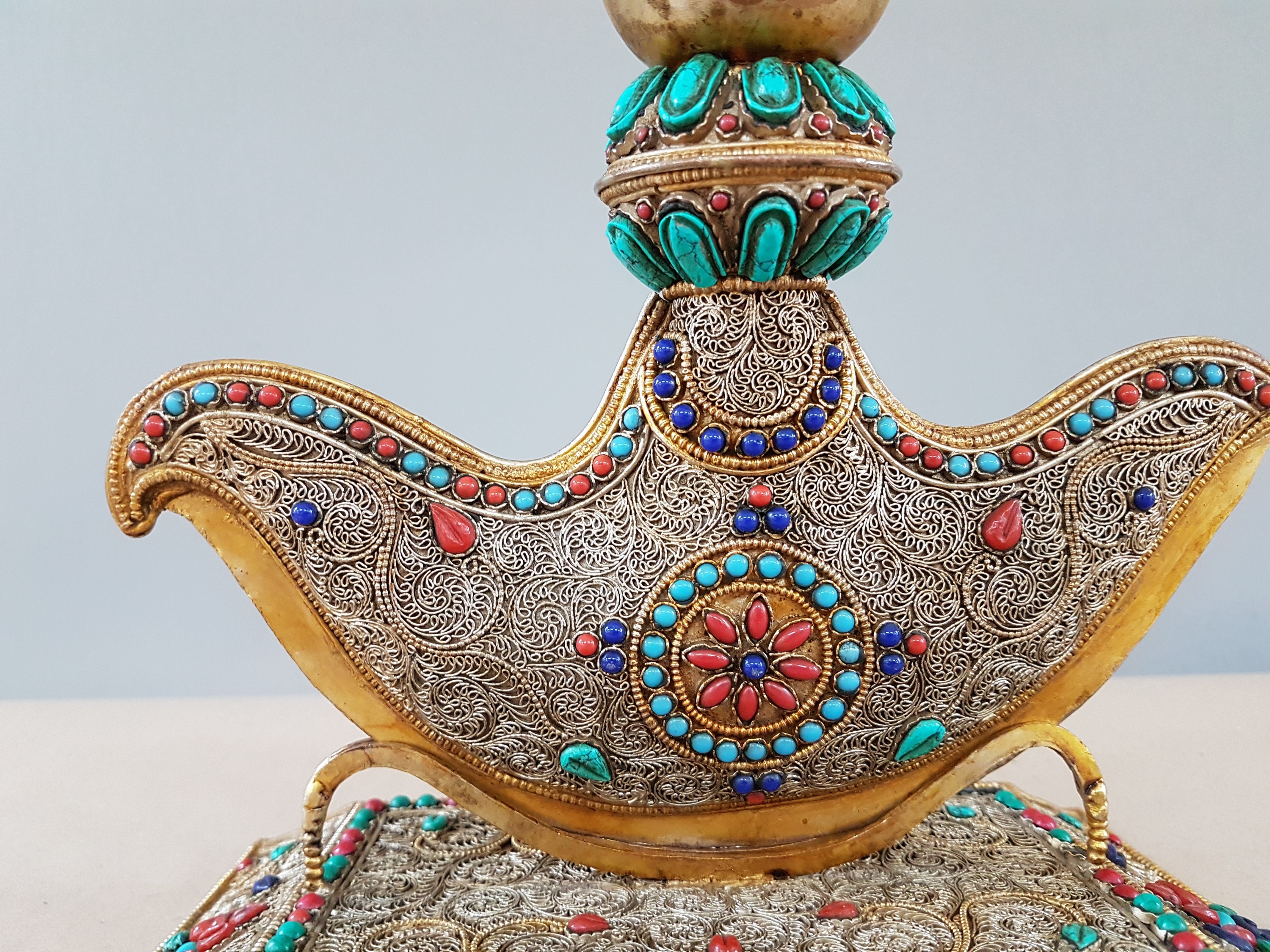 Detail v: Dekorativer Ritualdolch bzw. Kartika, Nepal, 19./20.Jh., Kupfer und wohl Bronze, gold gefasst, flächiger ornamentaler Filigran -Dekor, besetzt mit ...