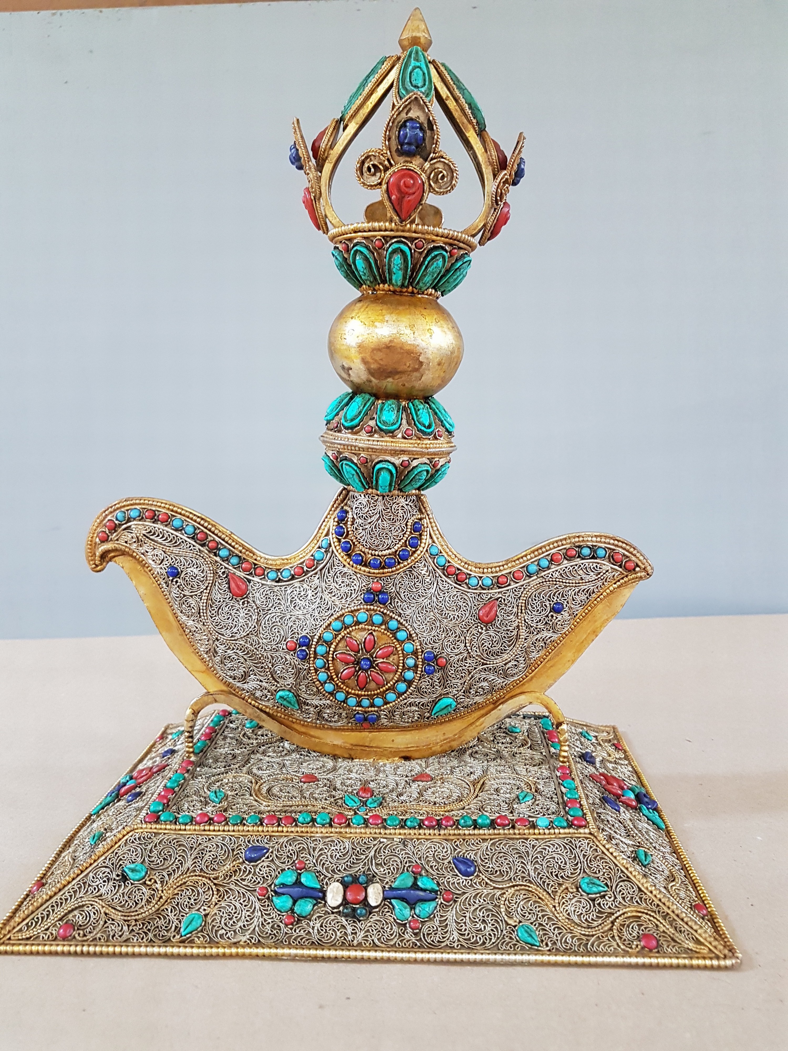 Detail x: Dekorativer Ritualdolch bzw. Kartika, Nepal, 19./20.Jh., Kupfer und wohl Bronze, gold gefasst, flächiger ornamentaler Filigran -Dekor, besetzt mit ...