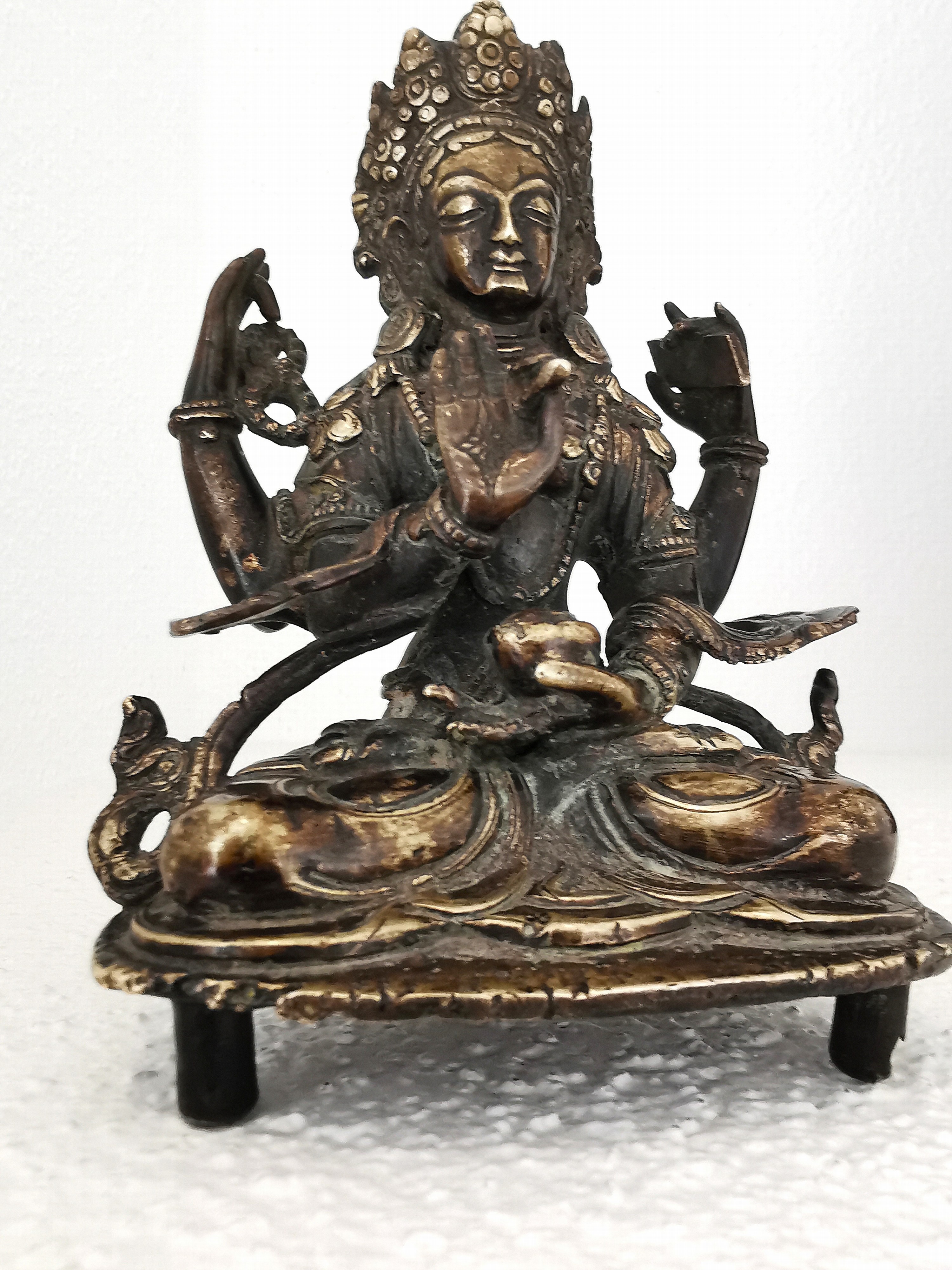 Detail a: Shadakshari Lokeshvara, Nepal/Tibet, 18./19.Jh., Bronze, vierarmige Darstellung im Lotossitz, auf drei Stegbeinen, H. 13 cm; Provenienz: ...