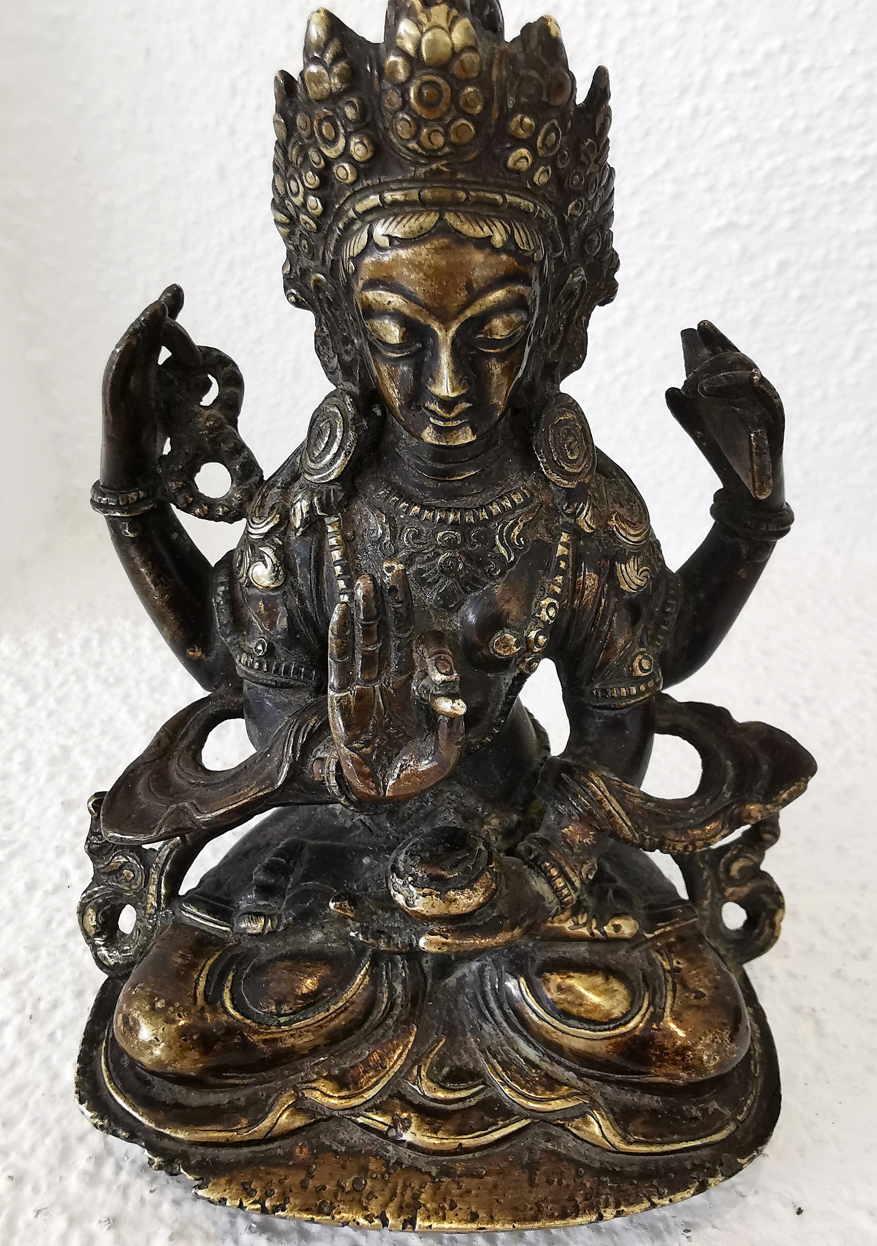 Detail b: Shadakshari Lokeshvara, Nepal/Tibet, 18./19.Jh., Bronze, vierarmige Darstellung im Lotossitz, auf drei Stegbeinen, H. 13 cm; Provenienz: ...