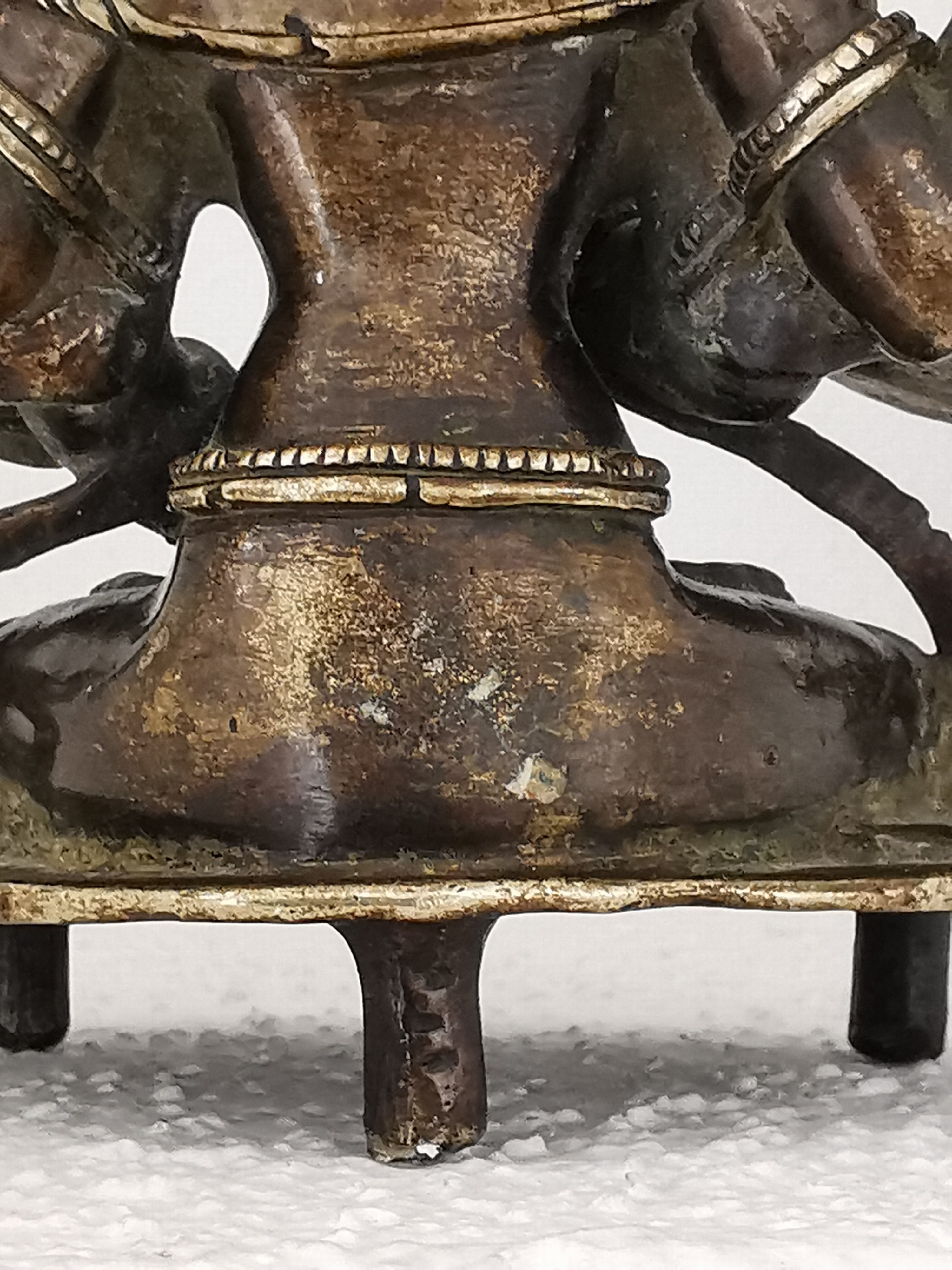 Detail c: Shadakshari Lokeshvara, Nepal/Tibet, 18./19.Jh., Bronze, vierarmige Darstellung im Lotossitz, auf drei Stegbeinen, H. 13 cm; Provenienz: ...