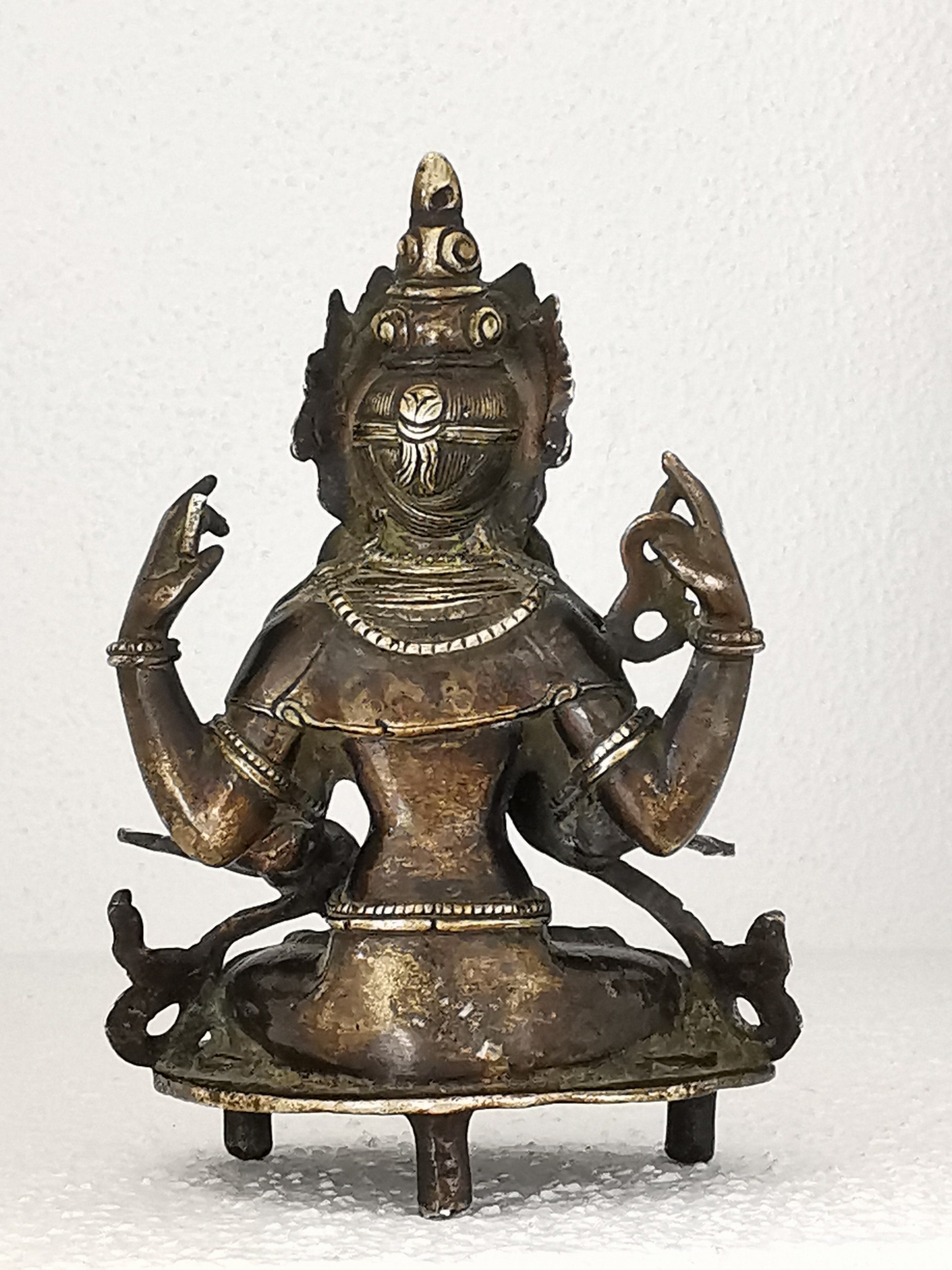 Detail d: Shadakshari Lokeshvara, Nepal/Tibet, 18./19.Jh., Bronze, vierarmige Darstellung im Lotossitz, auf drei Stegbeinen, H. 13 cm; Provenienz: ...