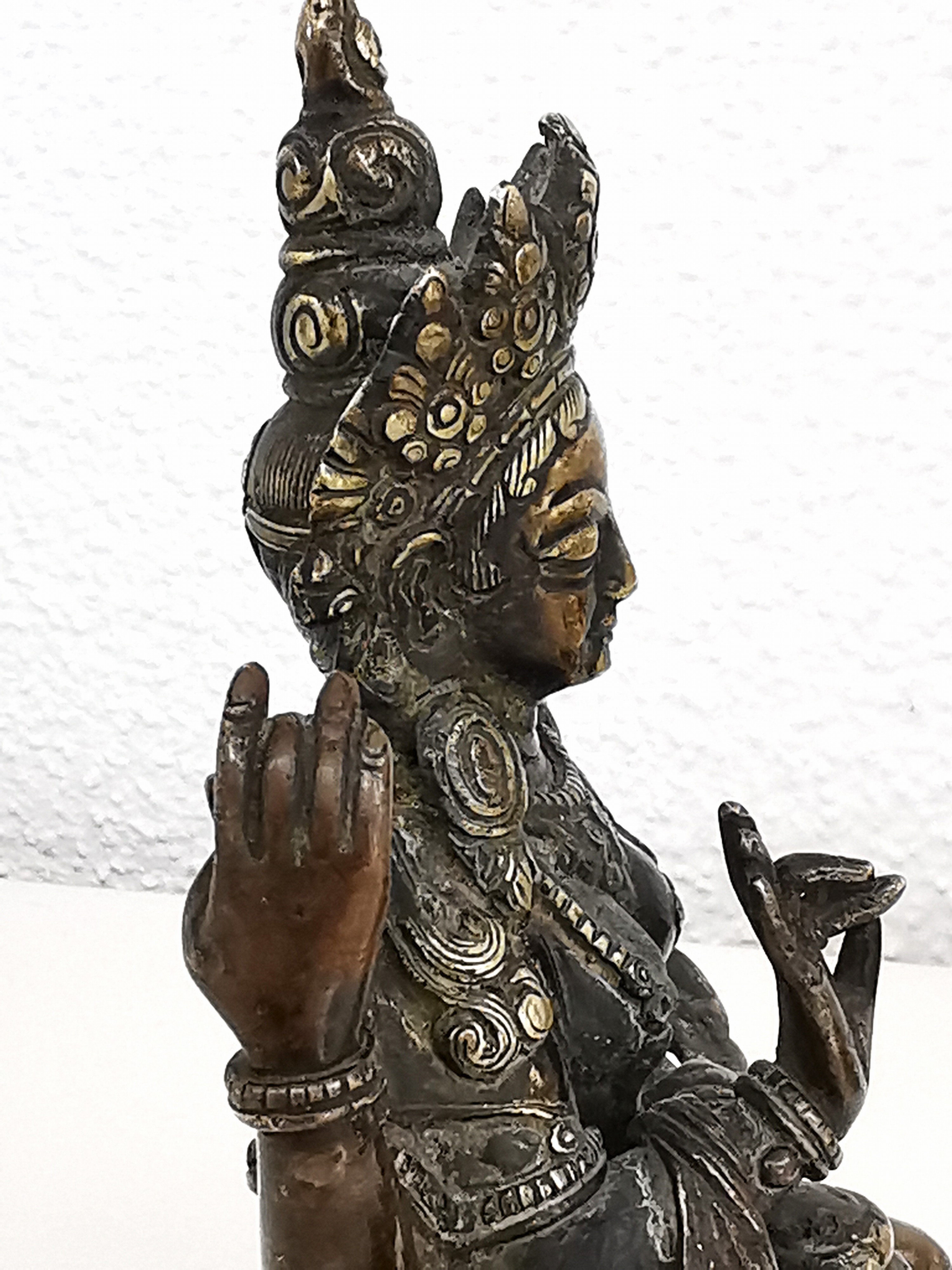 Detail e: Shadakshari Lokeshvara, Nepal/Tibet, 18./19.Jh., Bronze, vierarmige Darstellung im Lotossitz, auf drei Stegbeinen, H. 13 cm; Provenienz: ...