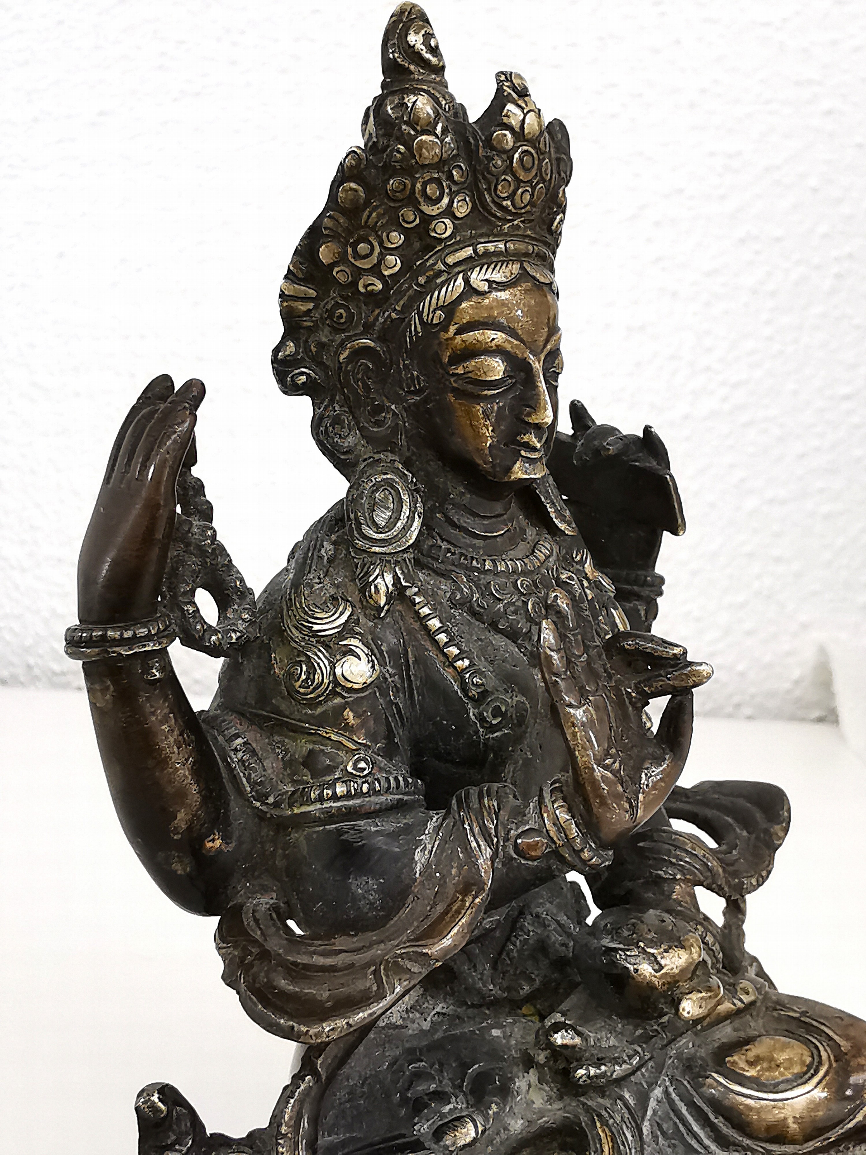 Detail f: Shadakshari Lokeshvara, Nepal/Tibet, 18./19.Jh., Bronze, vierarmige Darstellung im Lotossitz, auf drei Stegbeinen, H. 13 cm; Provenienz: ...