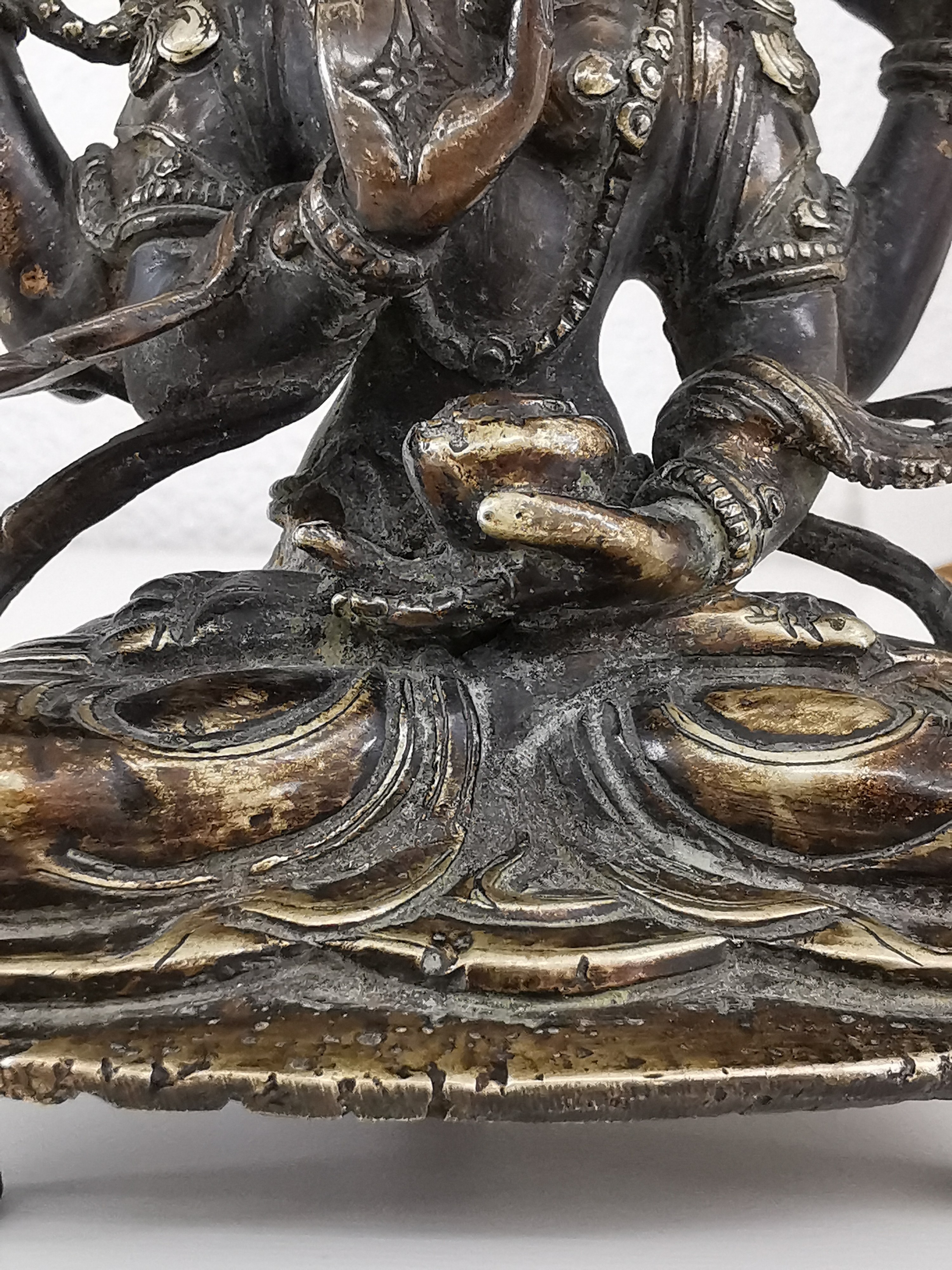 Detail g: Shadakshari Lokeshvara, Nepal/Tibet, 18./19.Jh., Bronze, vierarmige Darstellung im Lotossitz, auf drei Stegbeinen, H. 13 cm; Provenienz: ...