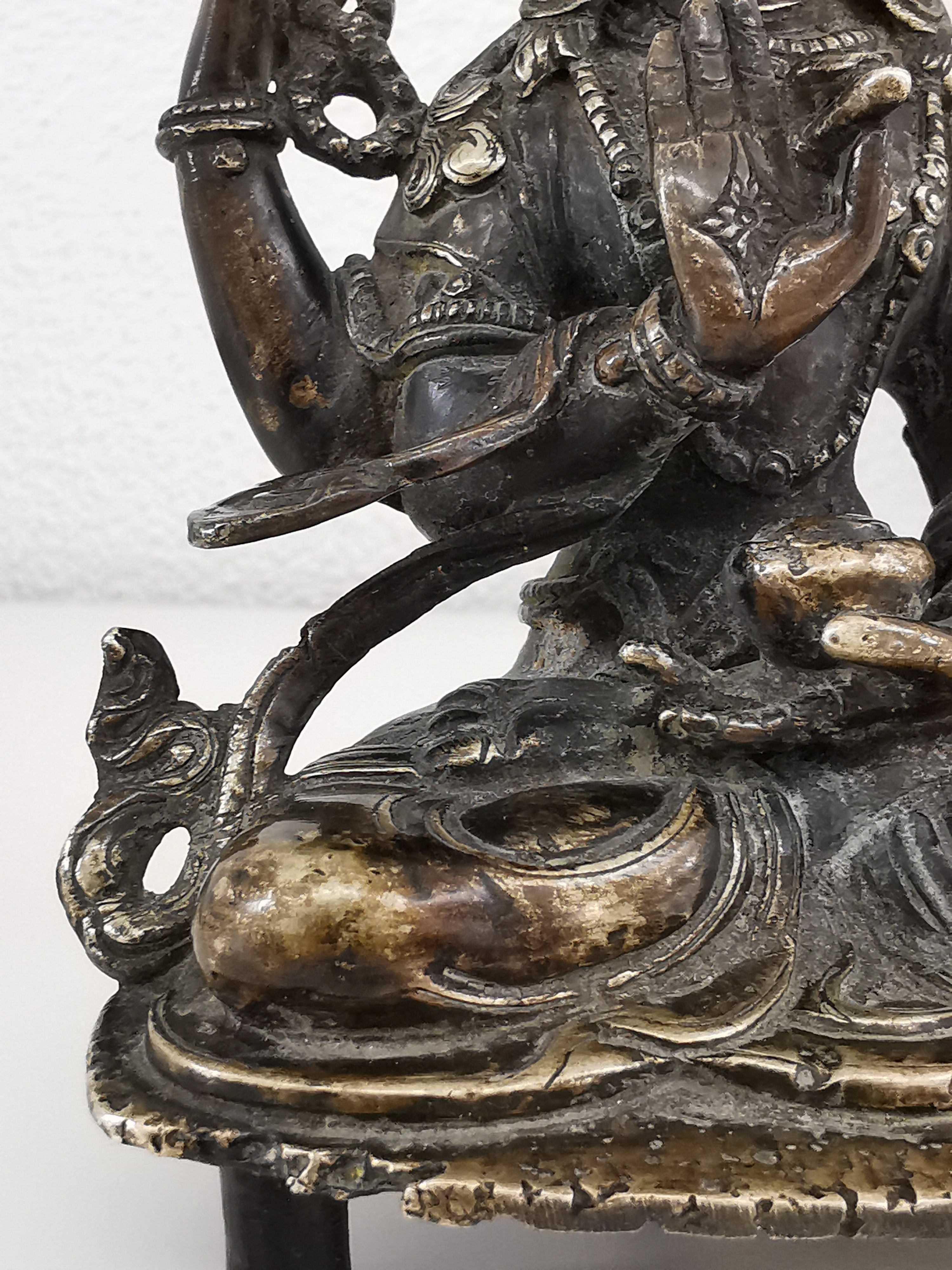 Detail h: Shadakshari Lokeshvara, Nepal/Tibet, 18./19.Jh., Bronze, vierarmige Darstellung im Lotossitz, auf drei Stegbeinen, H. 13 cm; Provenienz: ...