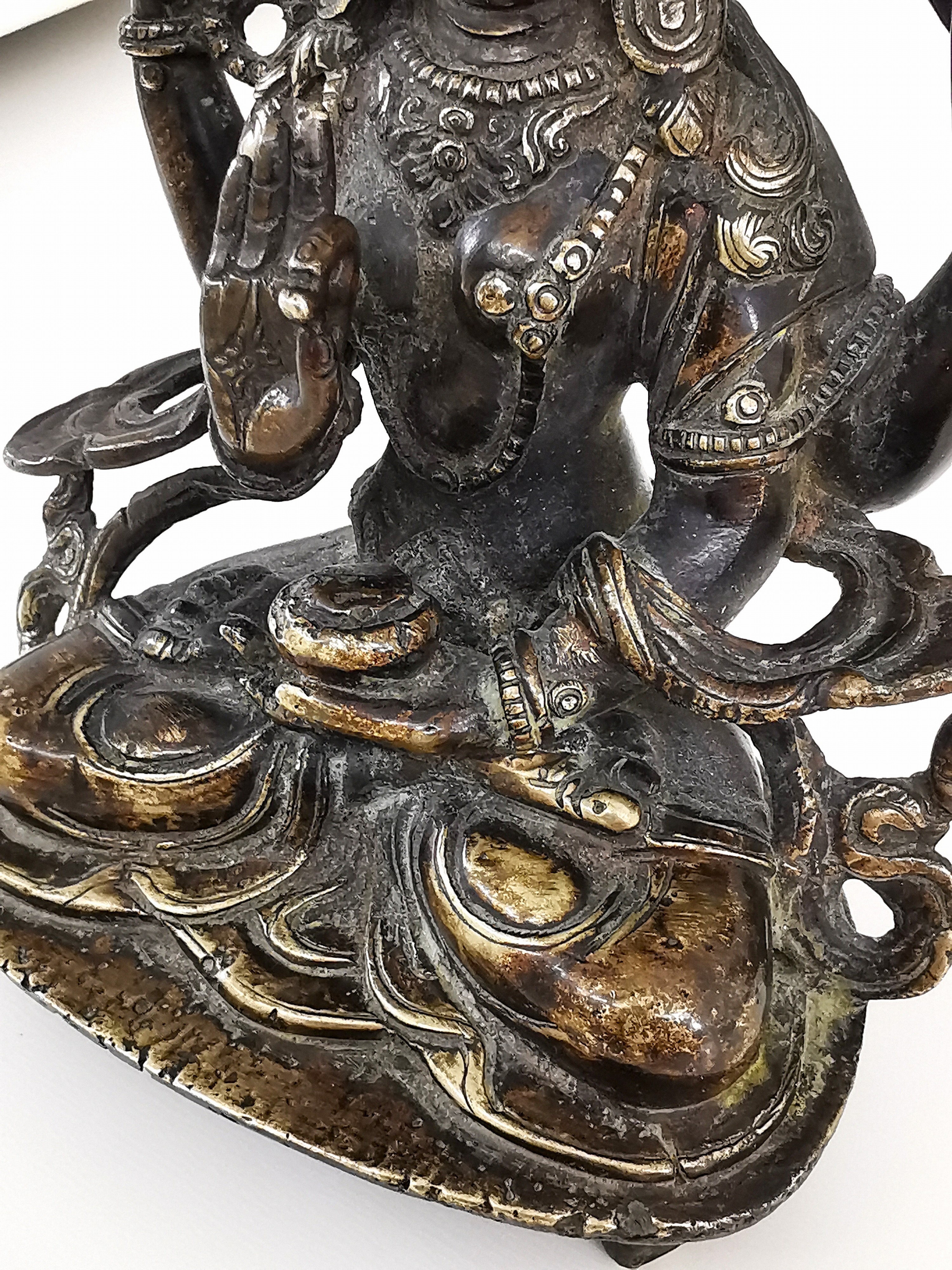 Detail i: Shadakshari Lokeshvara, Nepal/Tibet, 18./19.Jh., Bronze, vierarmige Darstellung im Lotossitz, auf drei Stegbeinen, H. 13 cm; Provenienz: ...