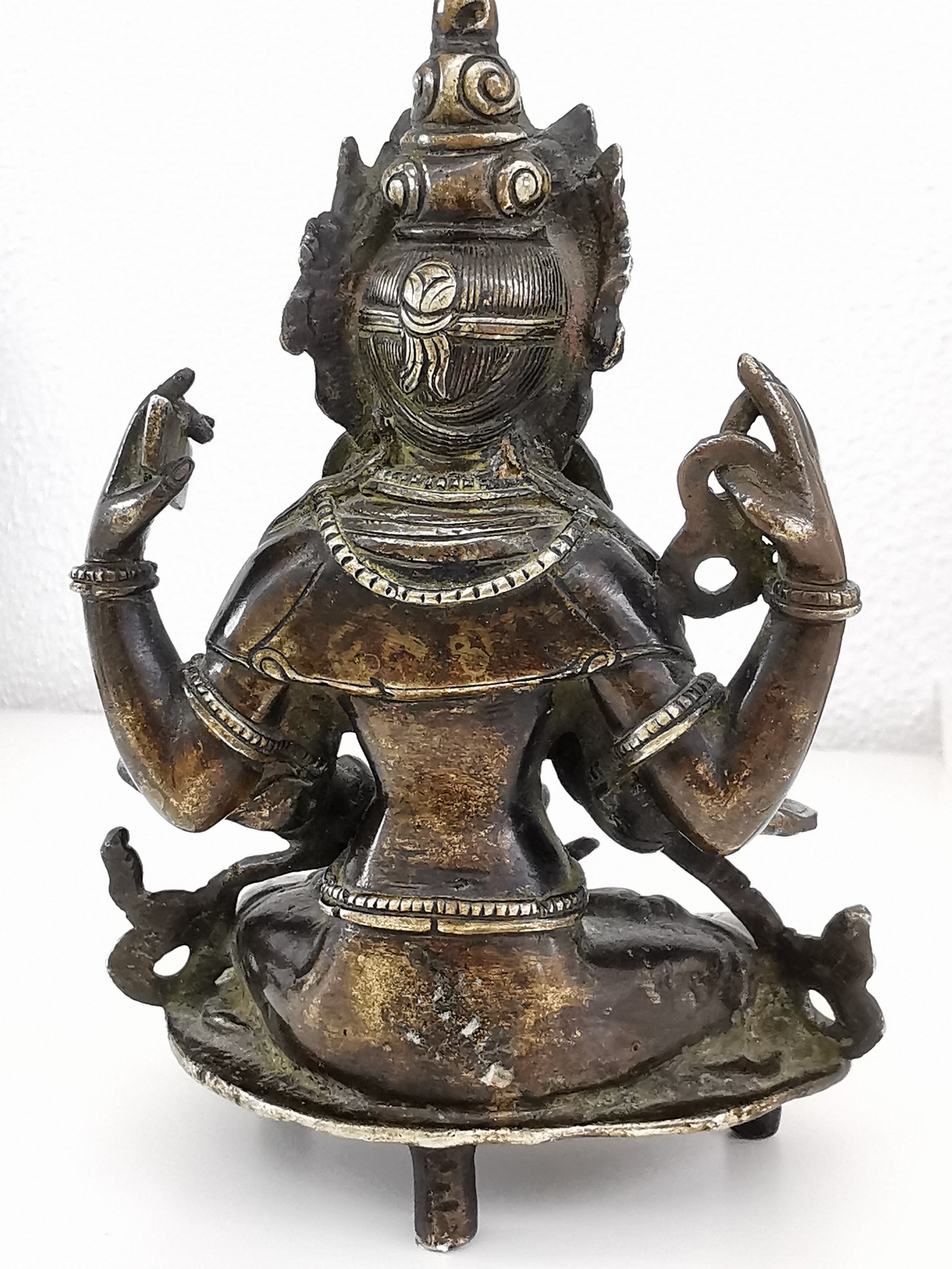 Detail j: Shadakshari Lokeshvara, Nepal/Tibet, 18./19.Jh., Bronze, vierarmige Darstellung im Lotossitz, auf drei Stegbeinen, H. 13 cm; Provenienz: ...