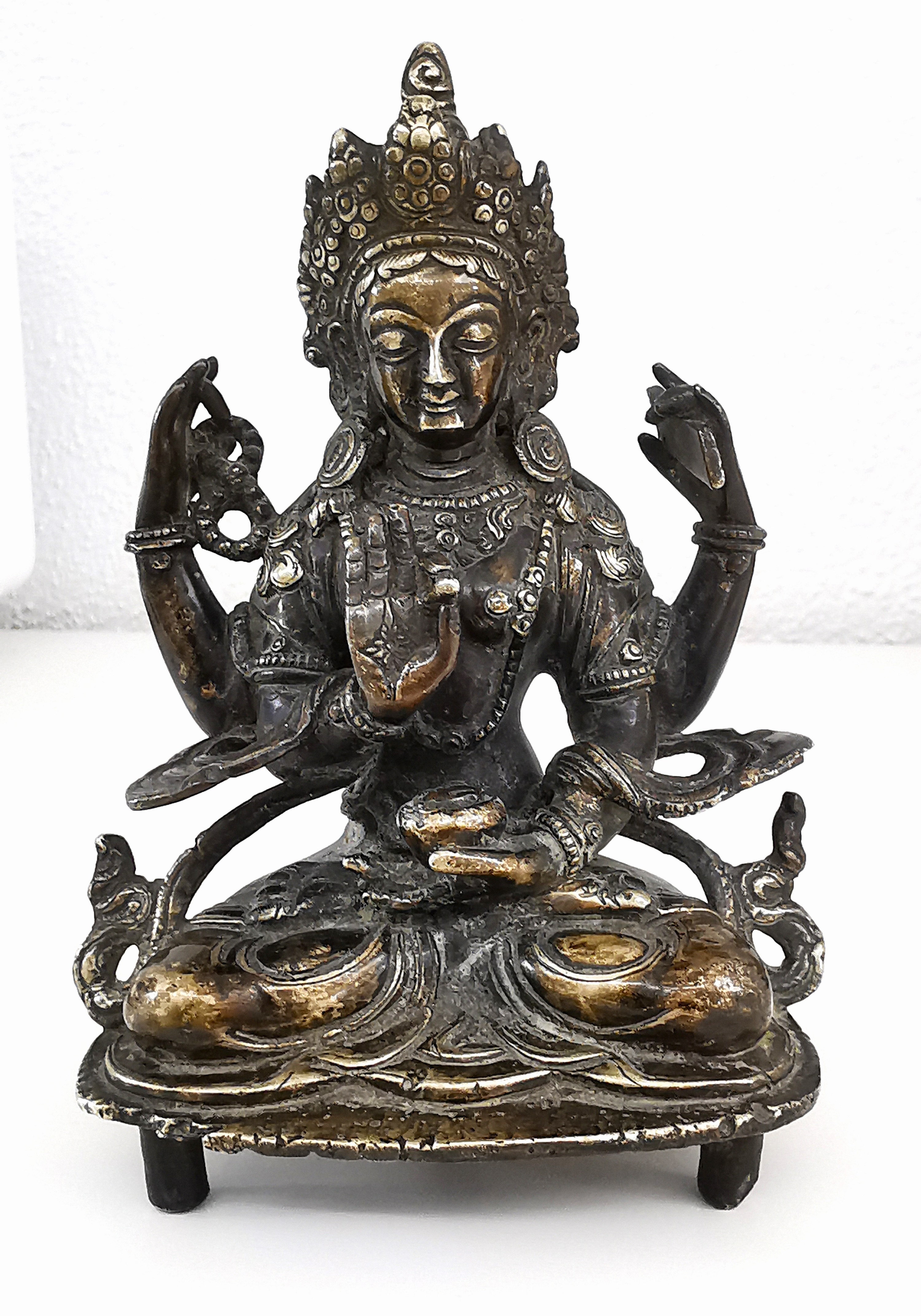 Detail k: Shadakshari Lokeshvara, Nepal/Tibet, 18./19.Jh., Bronze, vierarmige Darstellung im Lotossitz, auf drei Stegbeinen, H. 13 cm; Provenienz: ...
