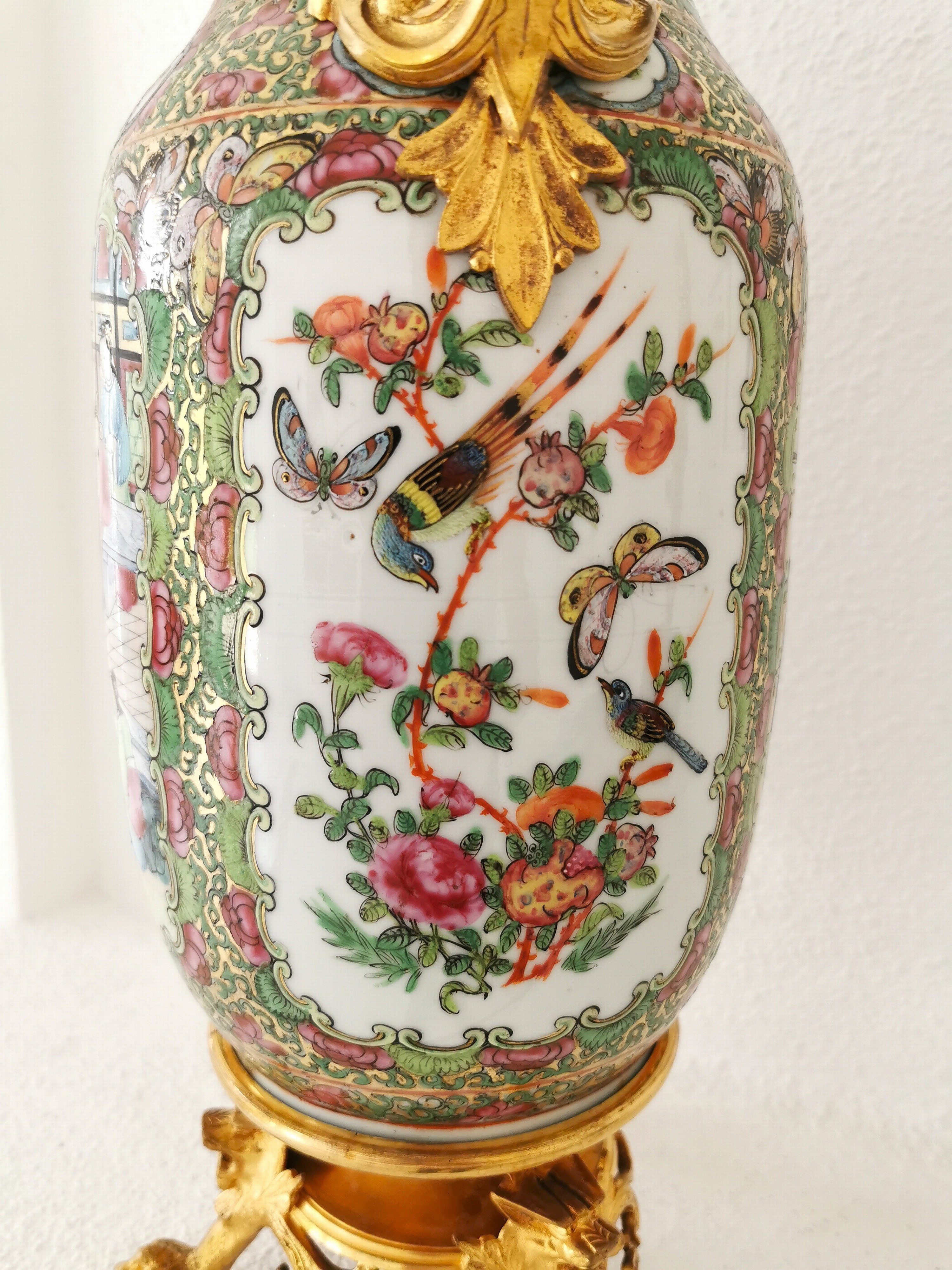 Detail a: Famille Rose-Vase mit Bronzemonturen, China, späte Quing-Dynastie bzw. Ende 19.Jh., Porzellanvase, feuervergoldete Bronzemonturen, Stand mit drei ...