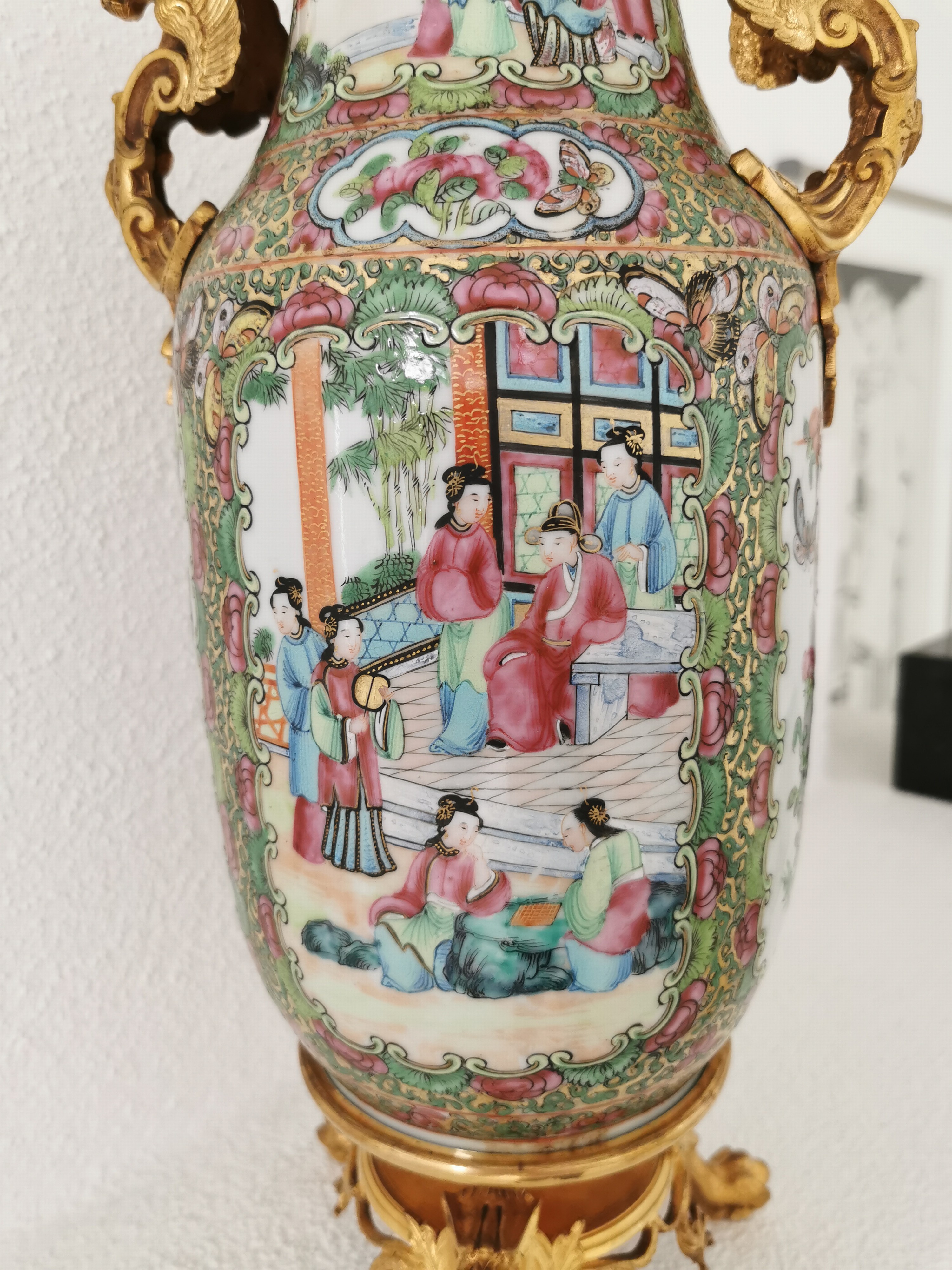 Detail b: Famille Rose-Vase mit Bronzemonturen, China, späte Quing-Dynastie bzw. Ende 19.Jh., Porzellanvase, feuervergoldete Bronzemonturen, Stand mit drei ...