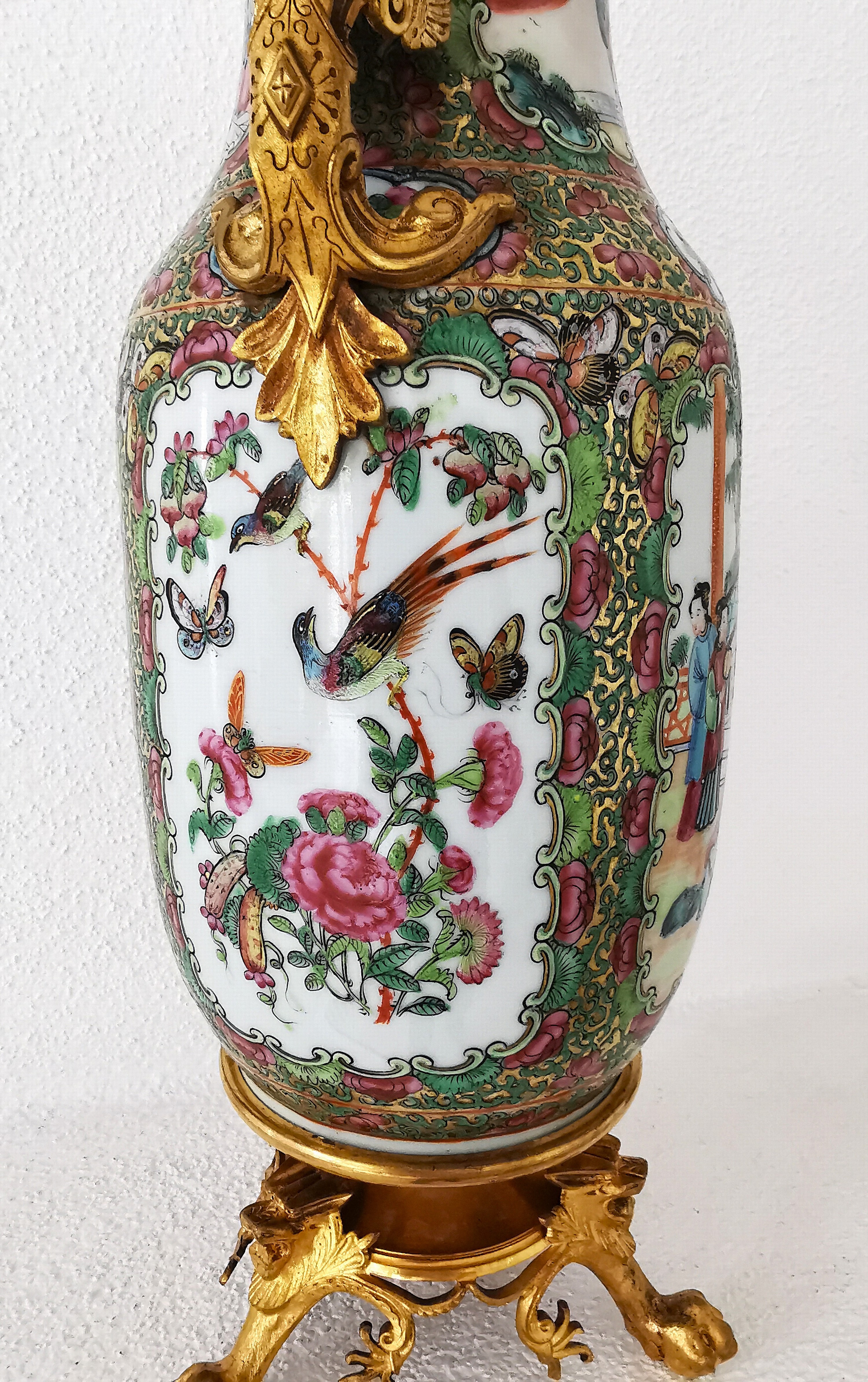 Detail c: Famille Rose-Vase mit Bronzemonturen, China, späte Quing-Dynastie bzw. Ende 19.Jh., Porzellanvase, feuervergoldete Bronzemonturen, Stand mit drei ...