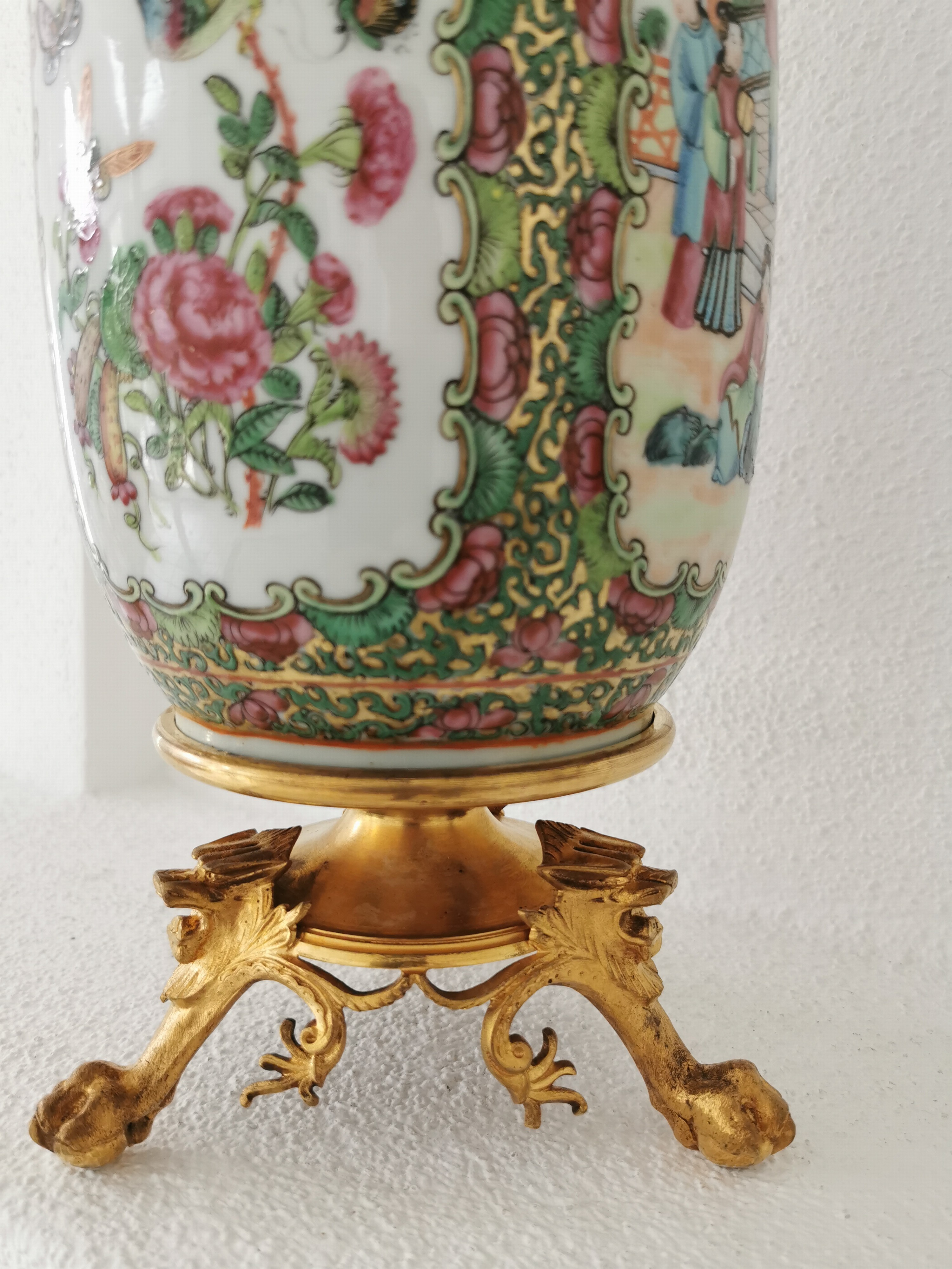 Detail d: Famille Rose-Vase mit Bronzemonturen, China, späte Quing-Dynastie bzw. Ende 19.Jh., Porzellanvase, feuervergoldete Bronzemonturen, Stand mit drei ...