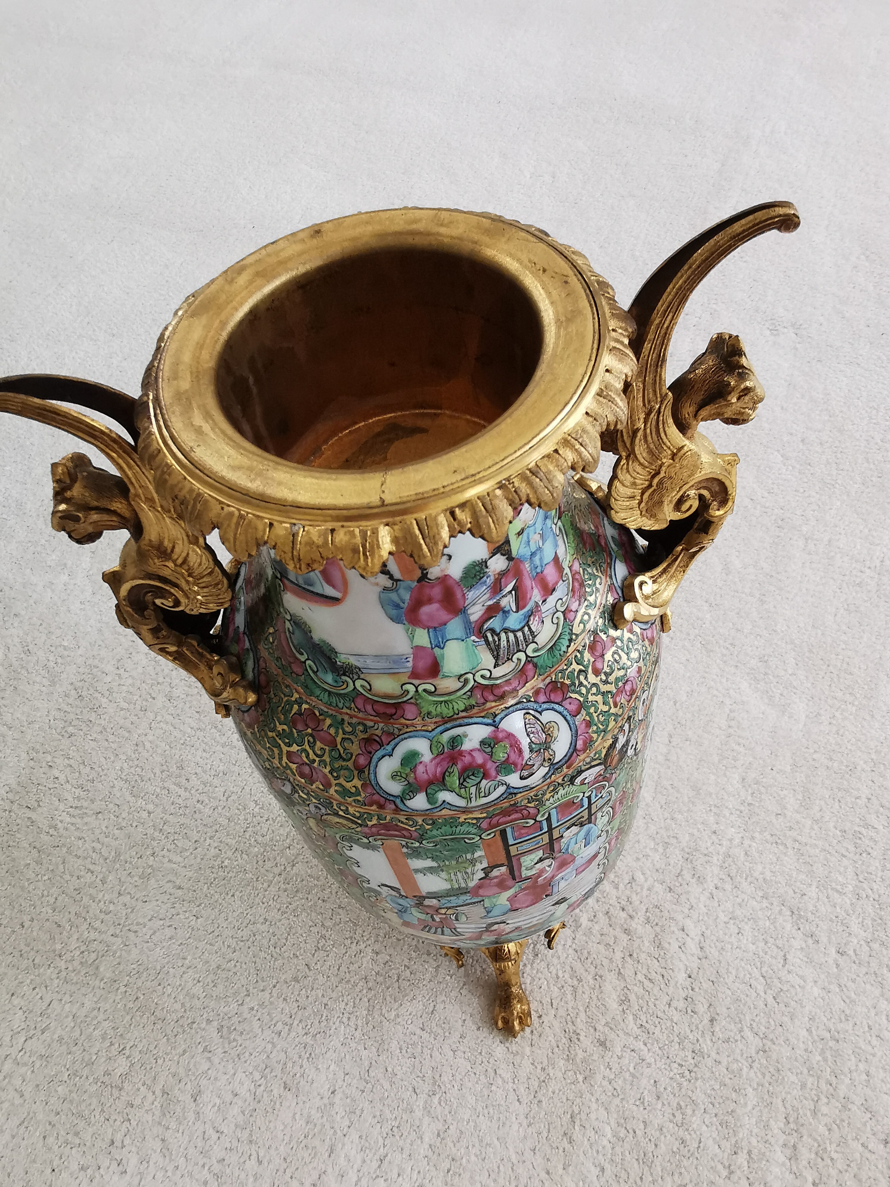 Detail e: Famille Rose-Vase mit Bronzemonturen, China, späte Quing-Dynastie bzw. Ende 19.Jh., Porzellanvase, feuervergoldete Bronzemonturen, Stand mit drei ...