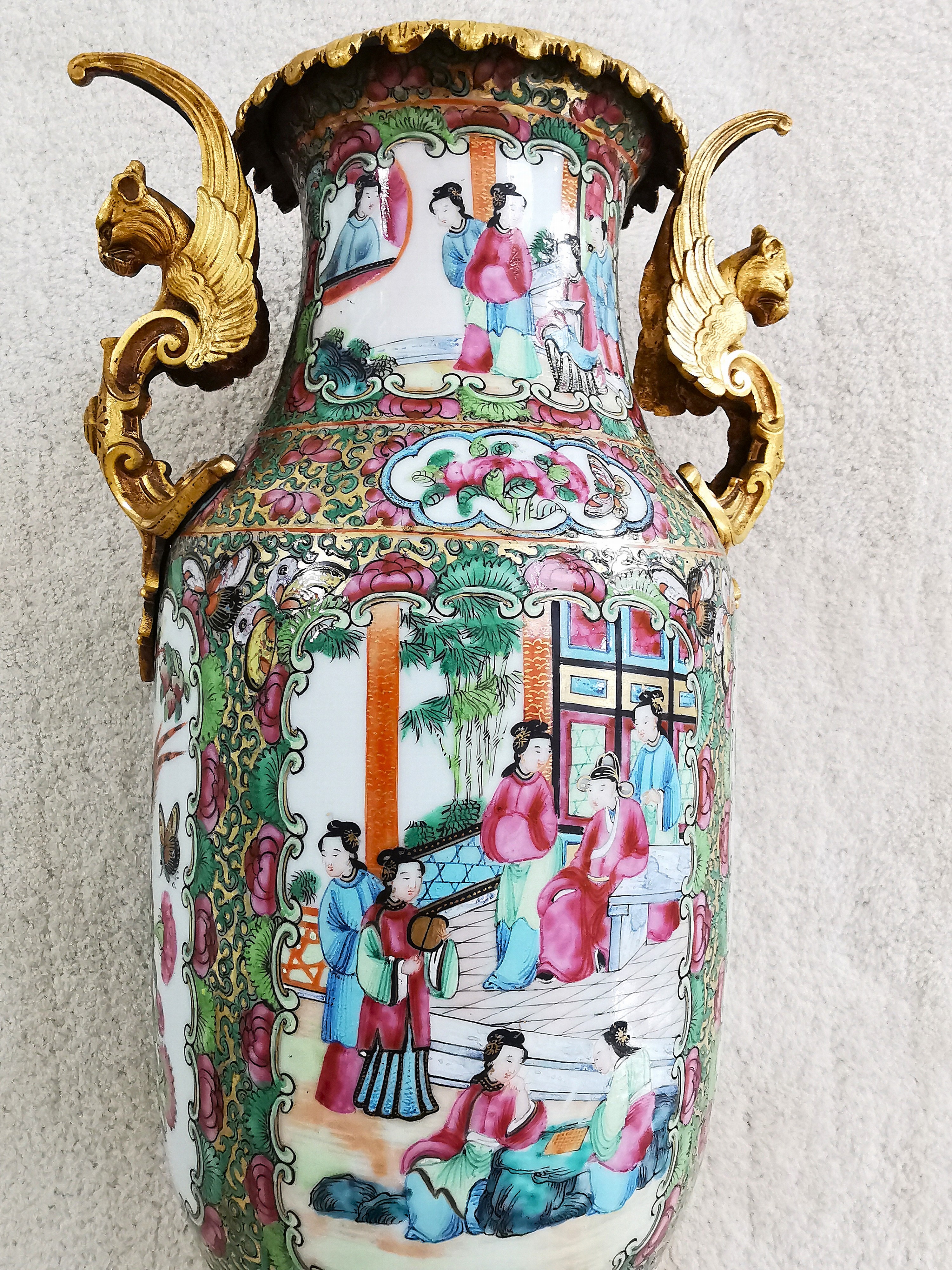 Detail f: Famille Rose-Vase mit Bronzemonturen, China, späte Quing-Dynastie bzw. Ende 19.Jh., Porzellanvase, feuervergoldete Bronzemonturen, Stand mit drei ...