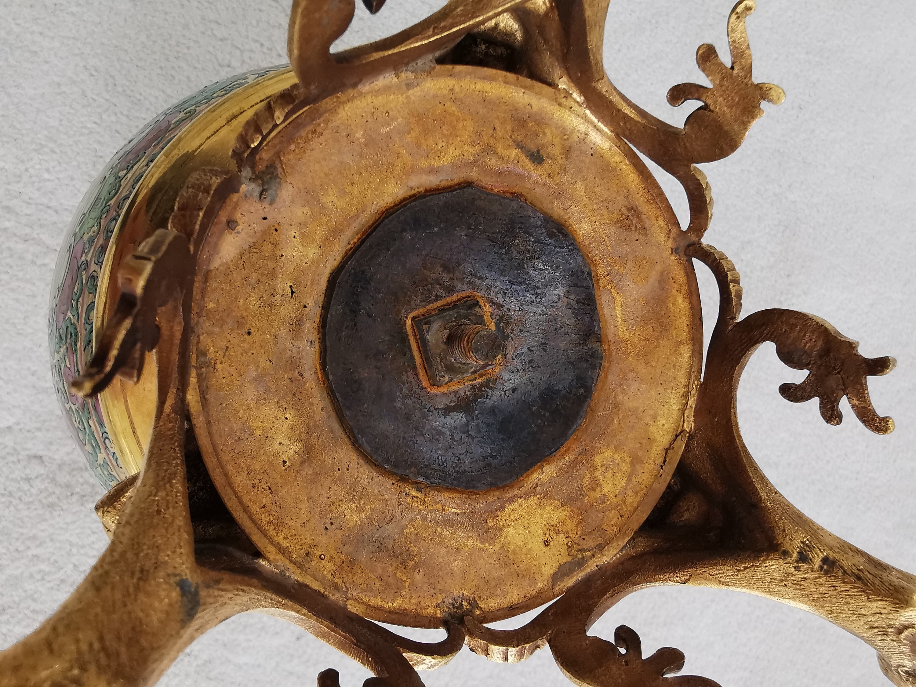 Detail g: Famille Rose-Vase mit Bronzemonturen, China, späte Quing-Dynastie bzw. Ende 19.Jh., Porzellanvase, feuervergoldete Bronzemonturen, Stand mit drei ...