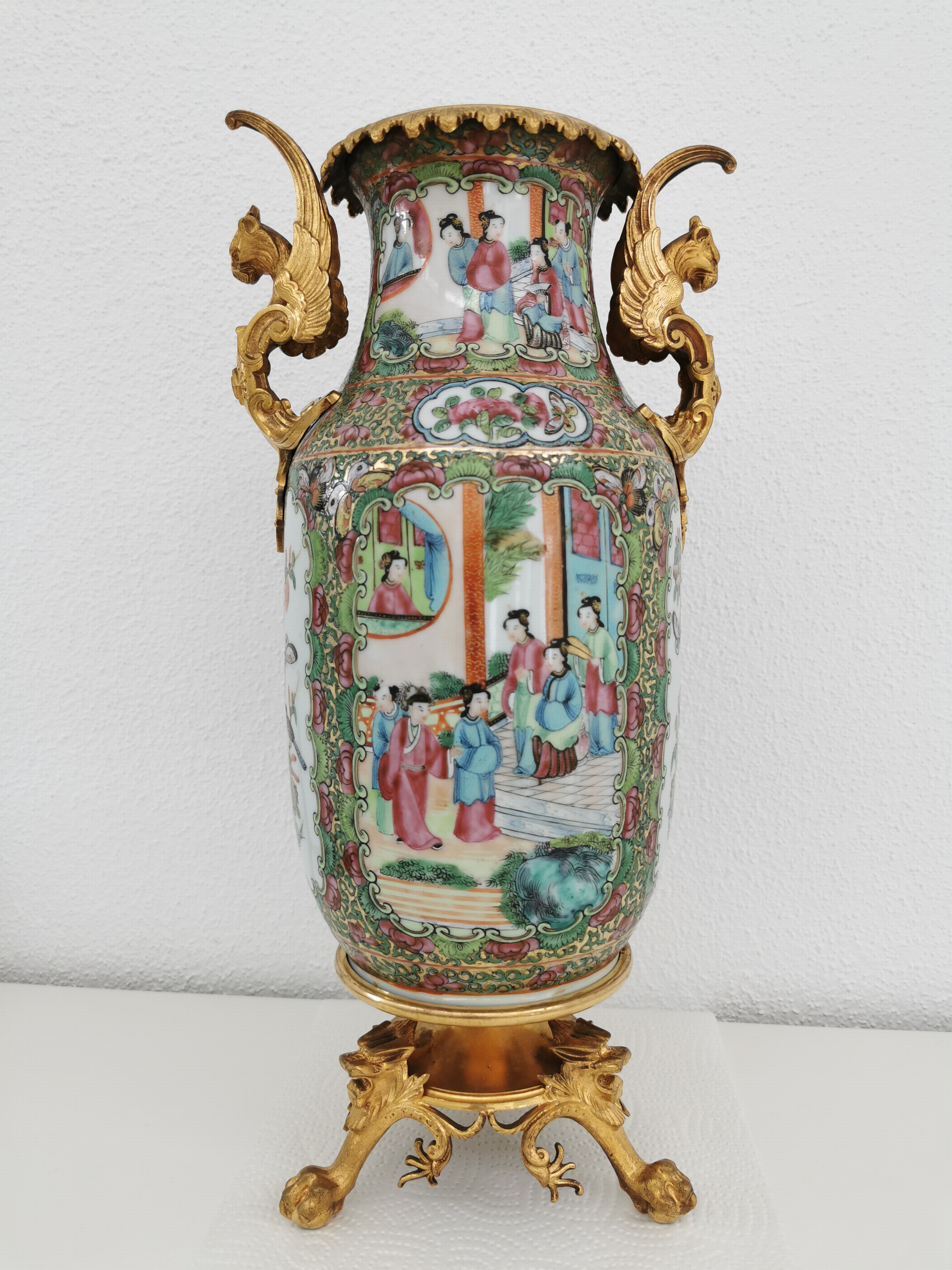 Detail i: Famille Rose-Vase mit Bronzemonturen, China, späte Quing-Dynastie bzw. Ende 19.Jh., Porzellanvase, feuervergoldete Bronzemonturen, Stand mit drei ...