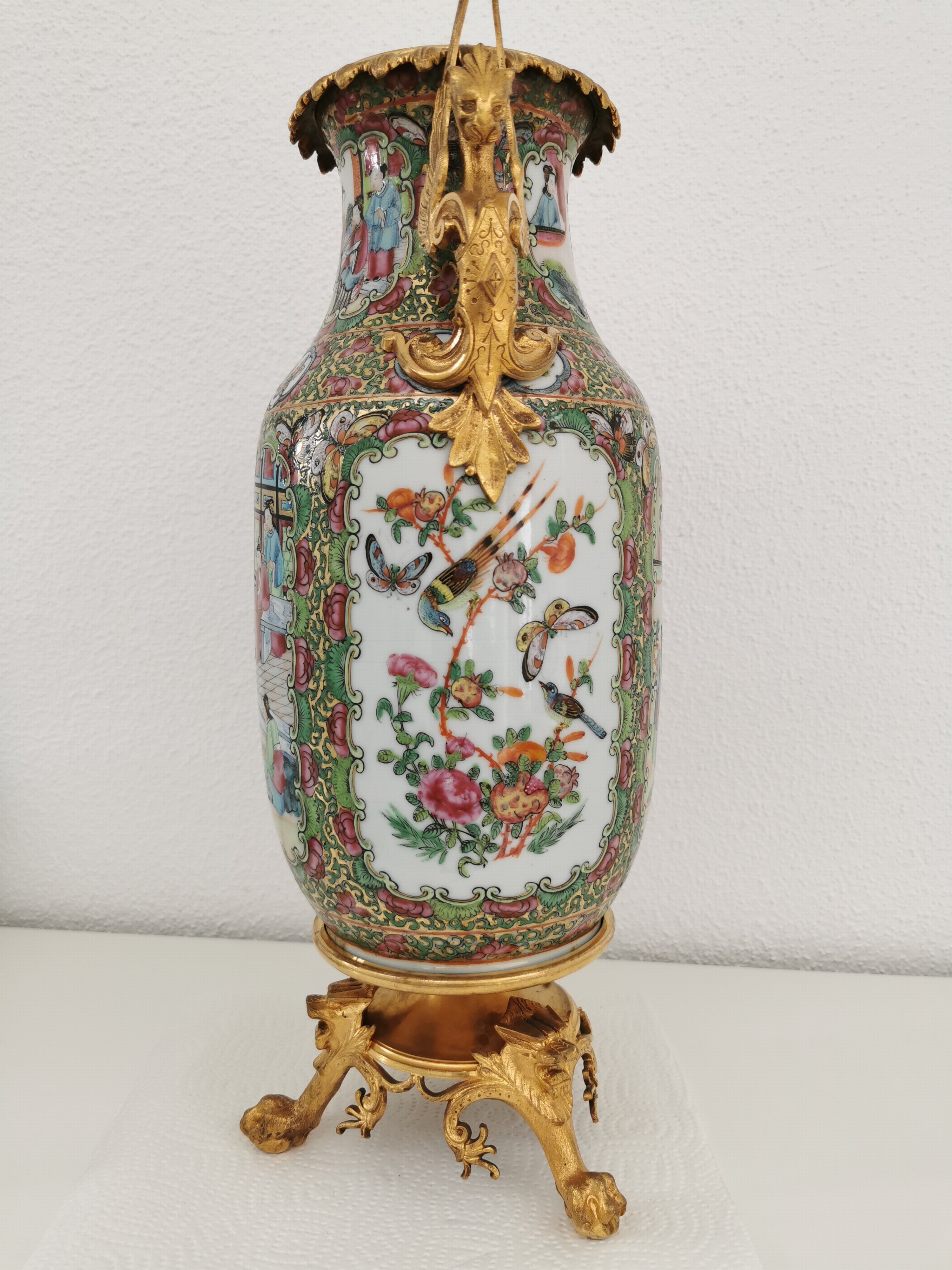 Detail j: Famille Rose-Vase mit Bronzemonturen, China, späte Quing-Dynastie bzw. Ende 19.Jh., Porzellanvase, feuervergoldete Bronzemonturen, Stand mit drei ...