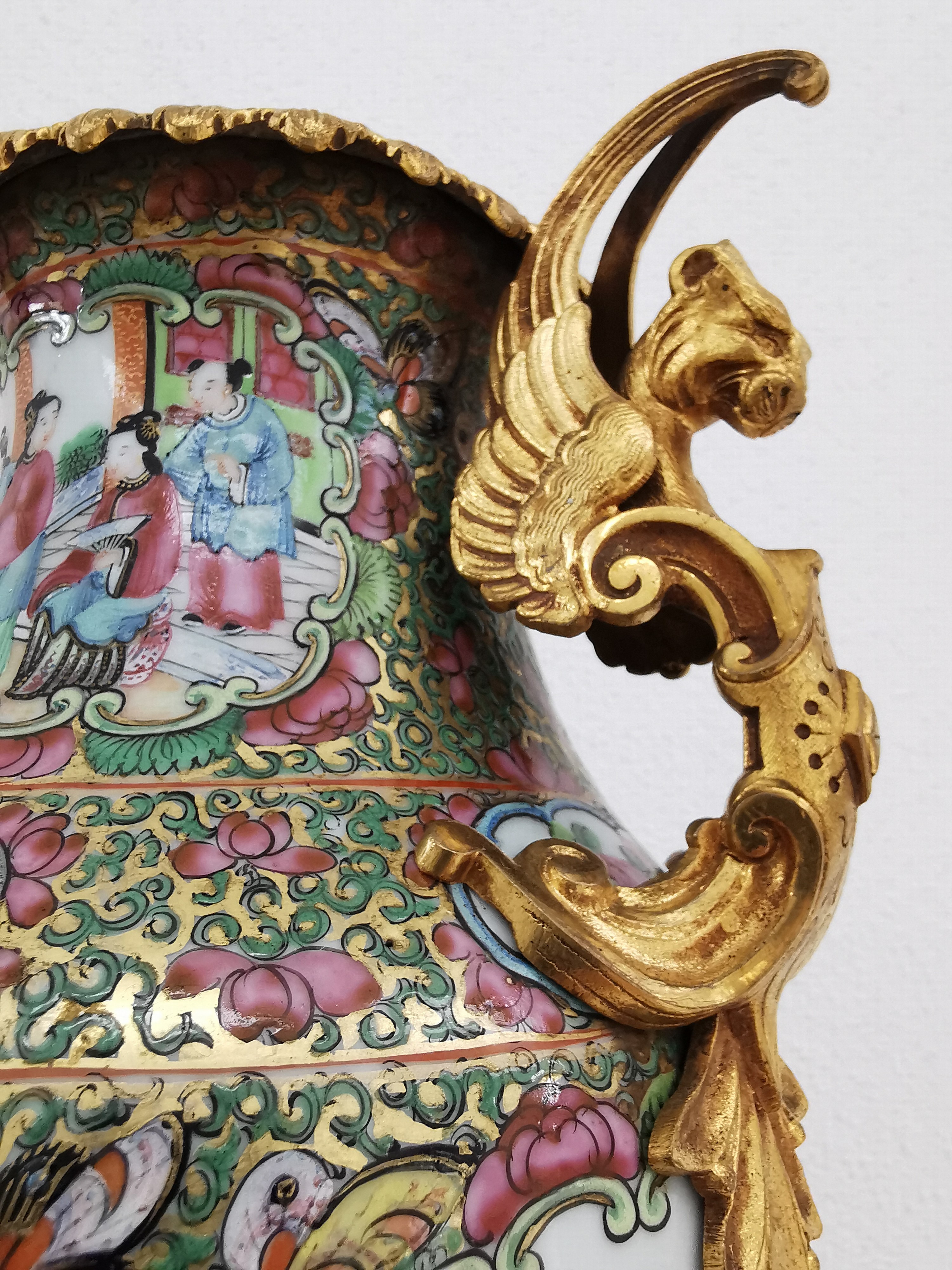 Detail k: Famille Rose-Vase mit Bronzemonturen, China, späte Quing-Dynastie bzw. Ende 19.Jh., Porzellanvase, feuervergoldete Bronzemonturen, Stand mit drei ...