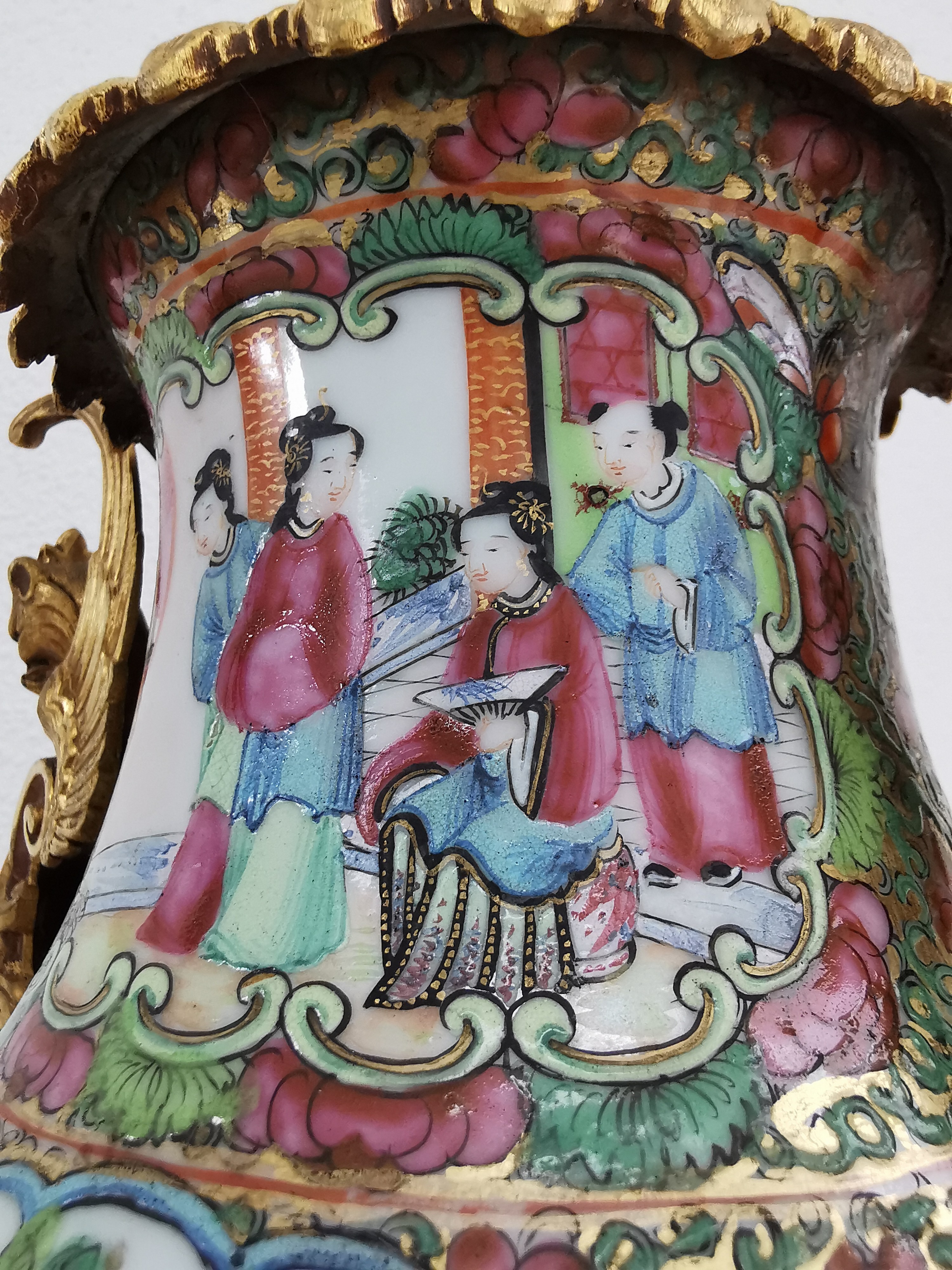 Detail l: Famille Rose-Vase mit Bronzemonturen, China, späte Quing-Dynastie bzw. Ende 19.Jh., Porzellanvase, feuervergoldete Bronzemonturen, Stand mit drei ...
