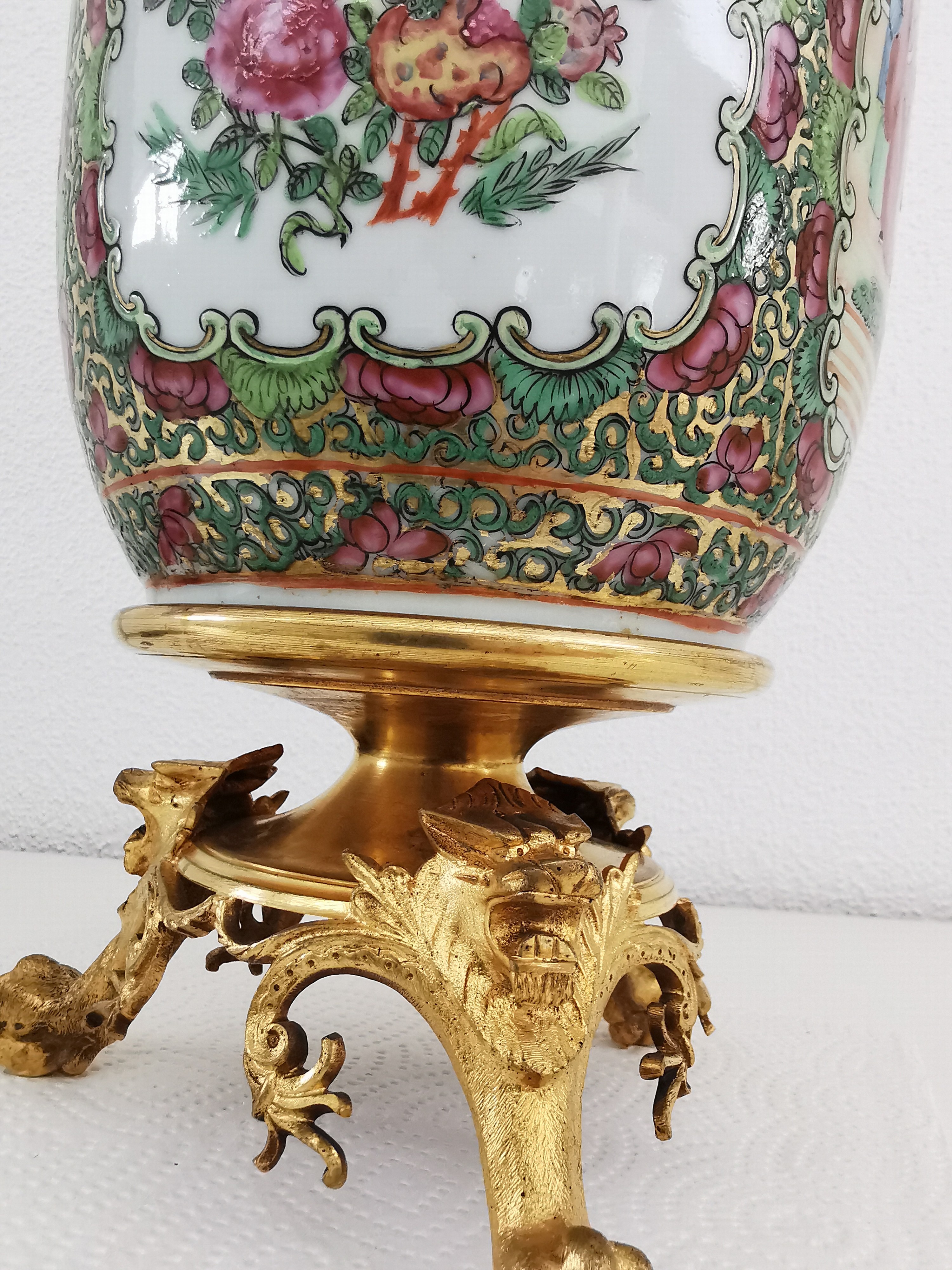 Detail n: Famille Rose-Vase mit Bronzemonturen, China, späte Quing-Dynastie bzw. Ende 19.Jh., Porzellanvase, feuervergoldete Bronzemonturen, Stand mit drei ...