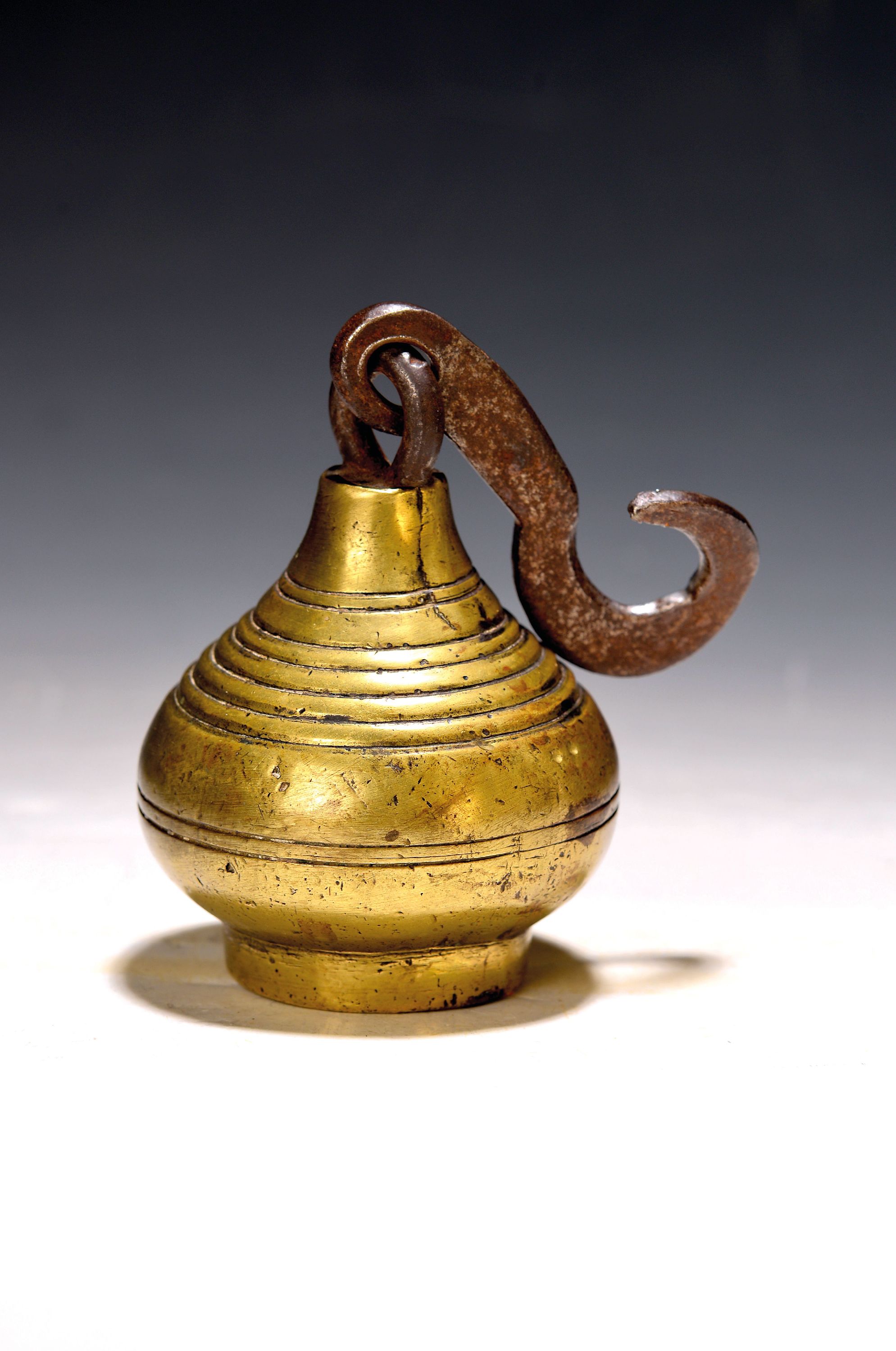 Image 27116153 - Gegengewicht aus Bronze, wohl Tibet, 17./18.Jh., Bronze gefüllt, Eisenhaken ...
