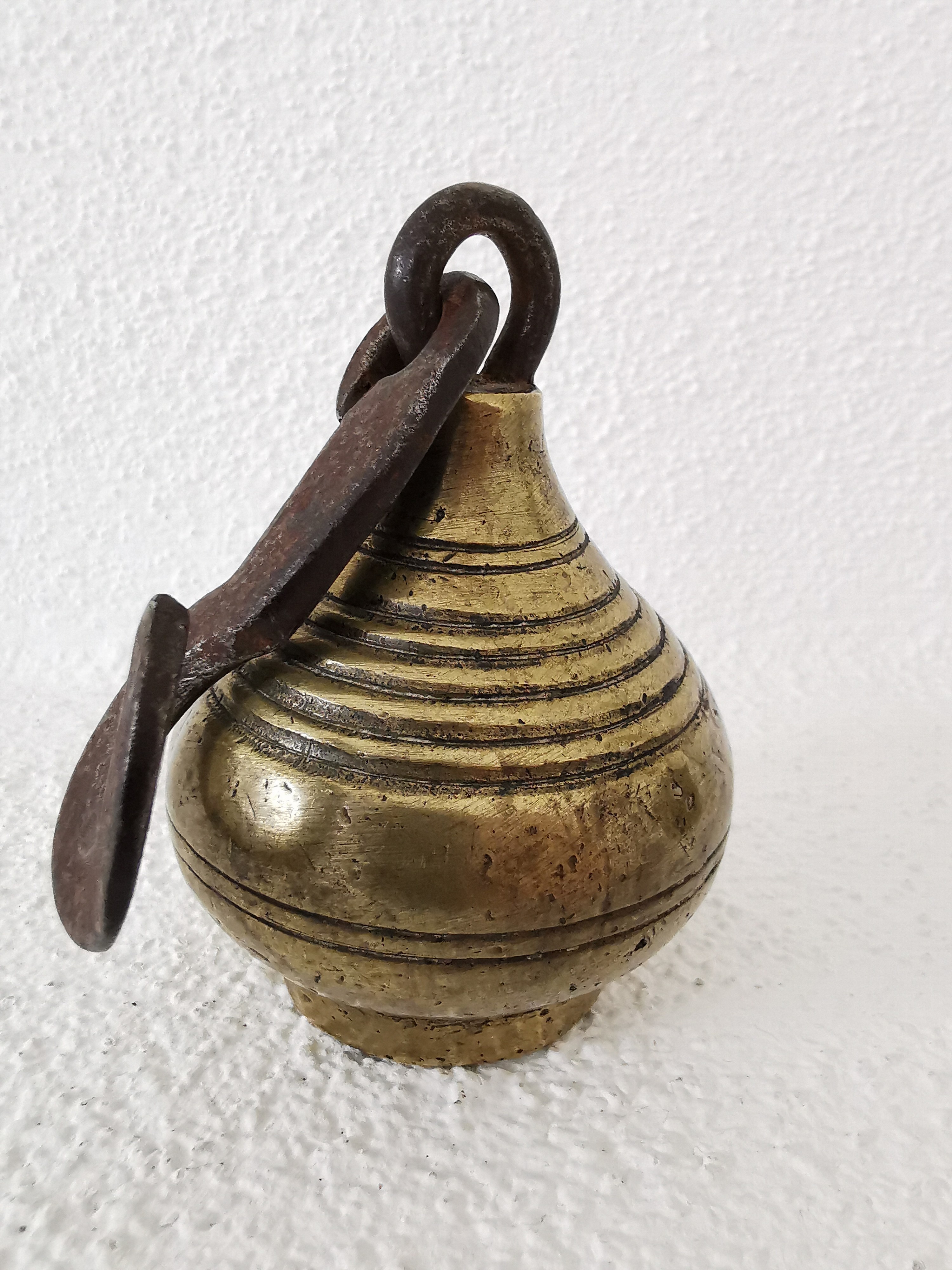 Detail a: Gegengewicht aus Bronze, wohl Tibet, 17./18.Jh., Bronze gefüllt, Eisenhaken geschmiedet, 1982g