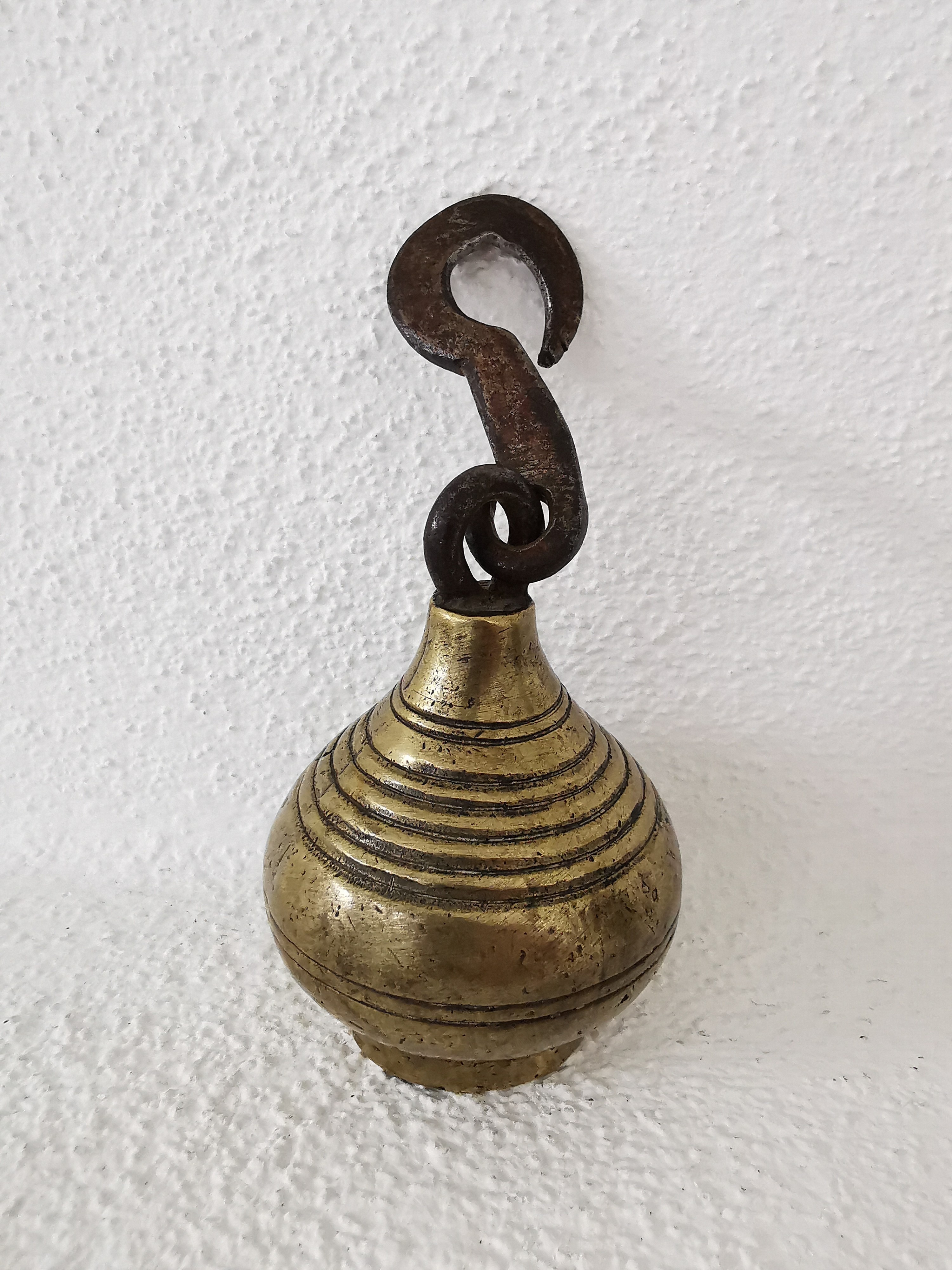 Detail c: Gegengewicht aus Bronze, wohl Tibet, 17./18.Jh., Bronze gefüllt, Eisenhaken geschmiedet, 1982g