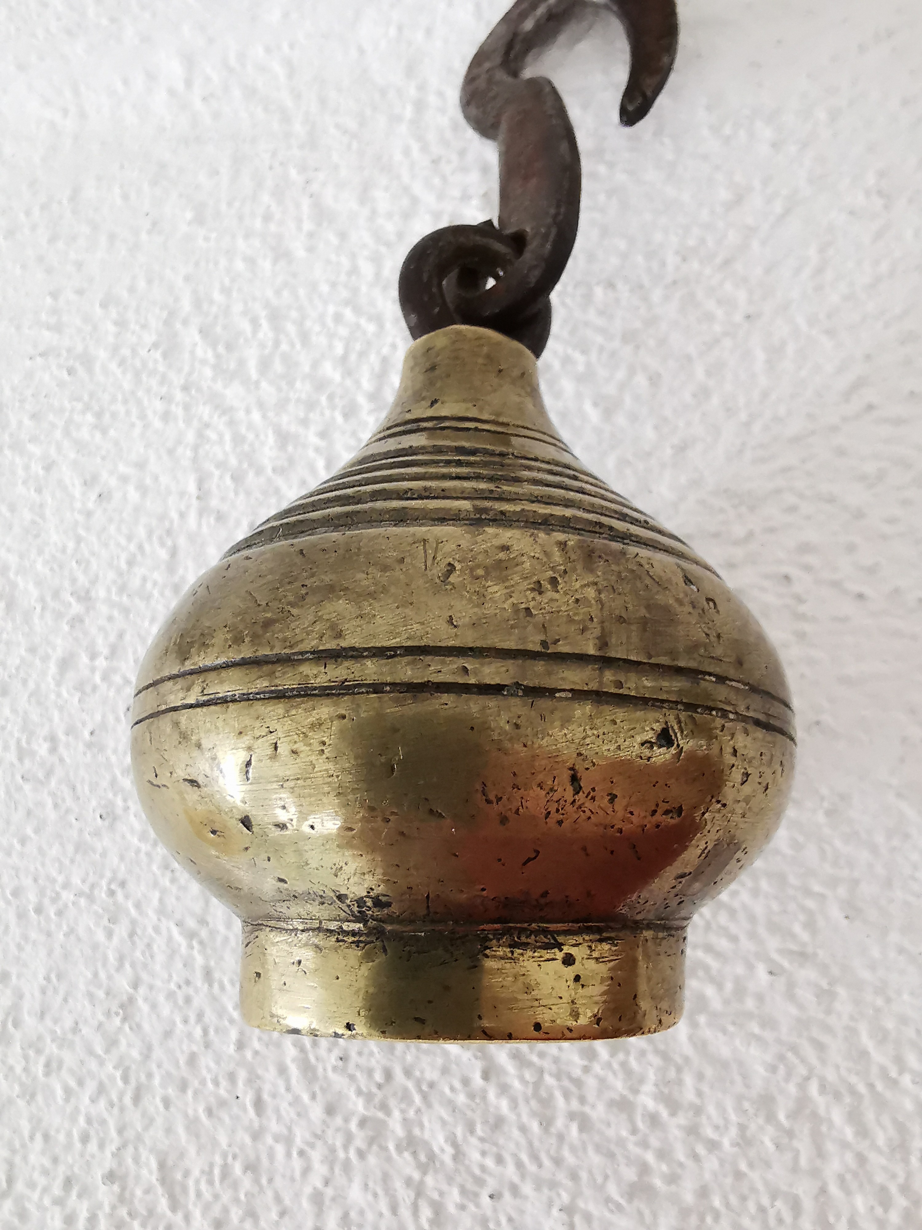 Detail e: Gegengewicht aus Bronze, wohl Tibet, 17./18.Jh., Bronze gefüllt, Eisenhaken geschmiedet, 1982g