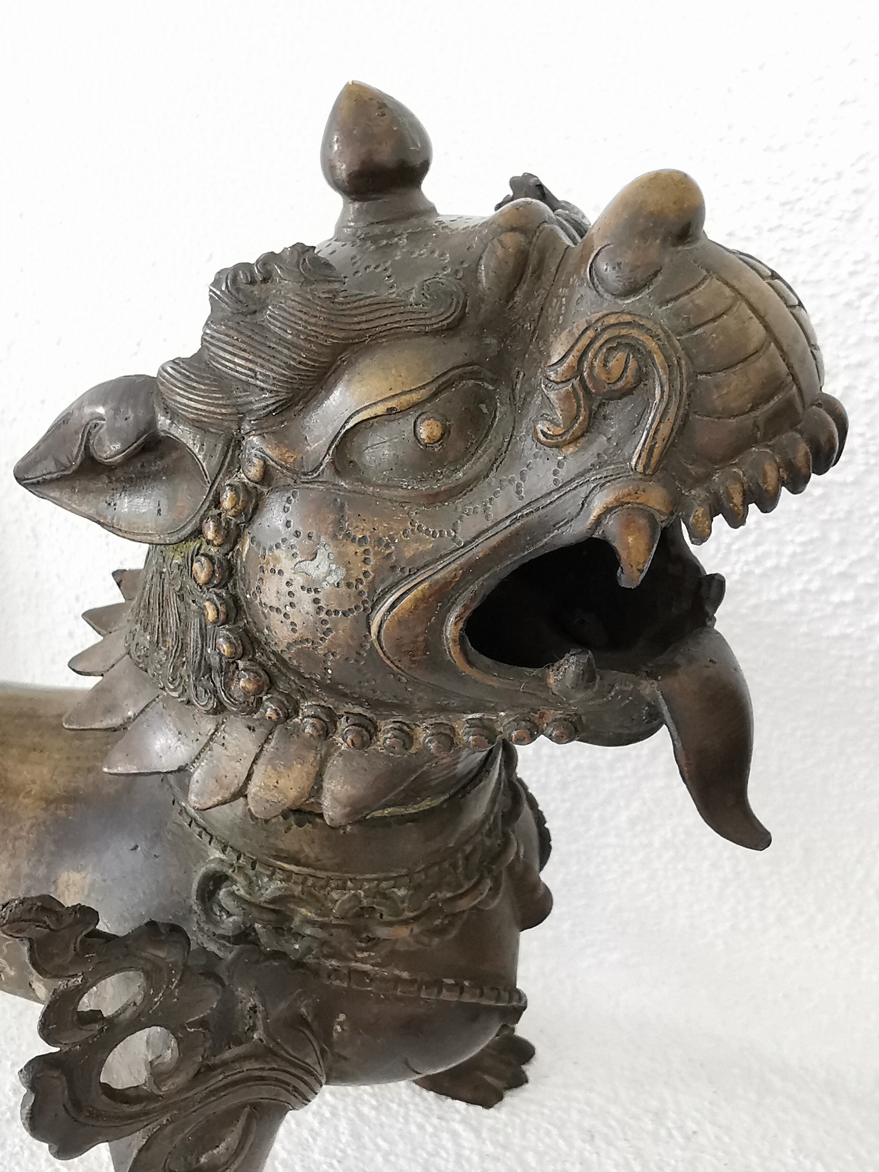 Detail a: Tempellöwen-Paar aus Bronze, Nepal, 19.Jh., Bronze, vollplastisch, männliches und weibliches Exemplar, weit geöffnete Mäuler mit heraushängenden ...
