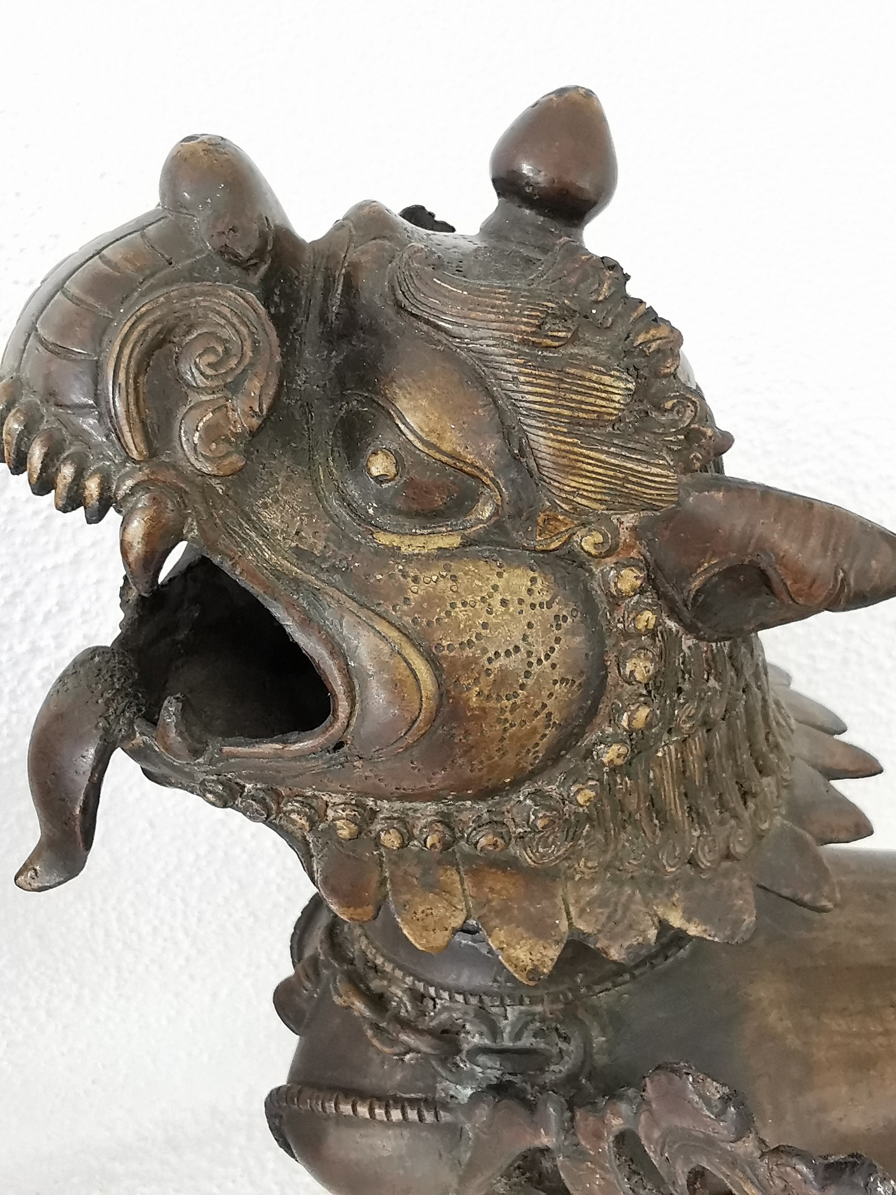 Detail b: Tempellöwen-Paar aus Bronze, Nepal, 19.Jh., Bronze, vollplastisch, männliches und weibliches Exemplar, weit geöffnete Mäuler mit heraushängenden ...