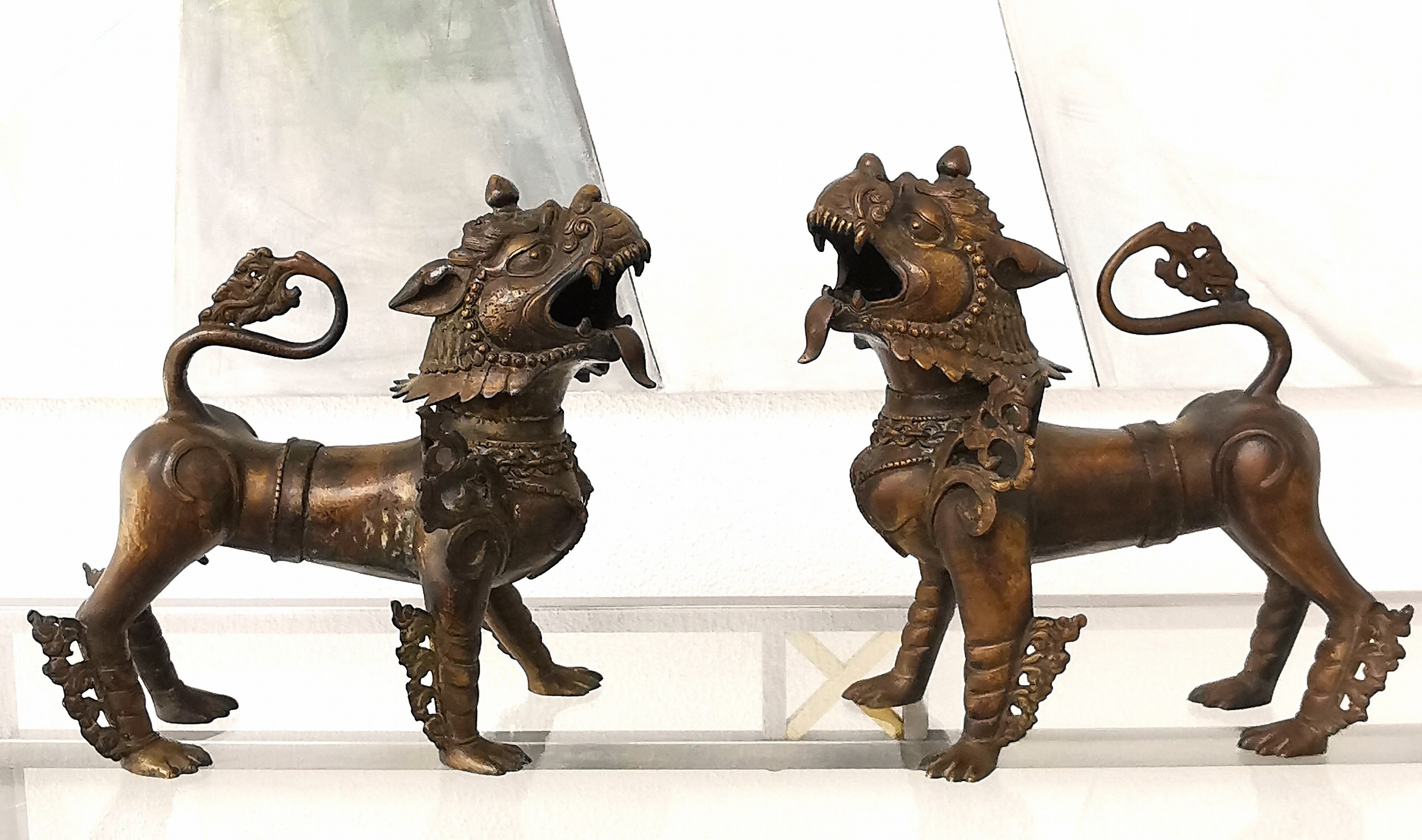 Detail c: Tempellöwen-Paar aus Bronze, Nepal, 19.Jh., Bronze, vollplastisch, männliches und weibliches Exemplar, weit geöffnete Mäuler mit heraushängenden ...