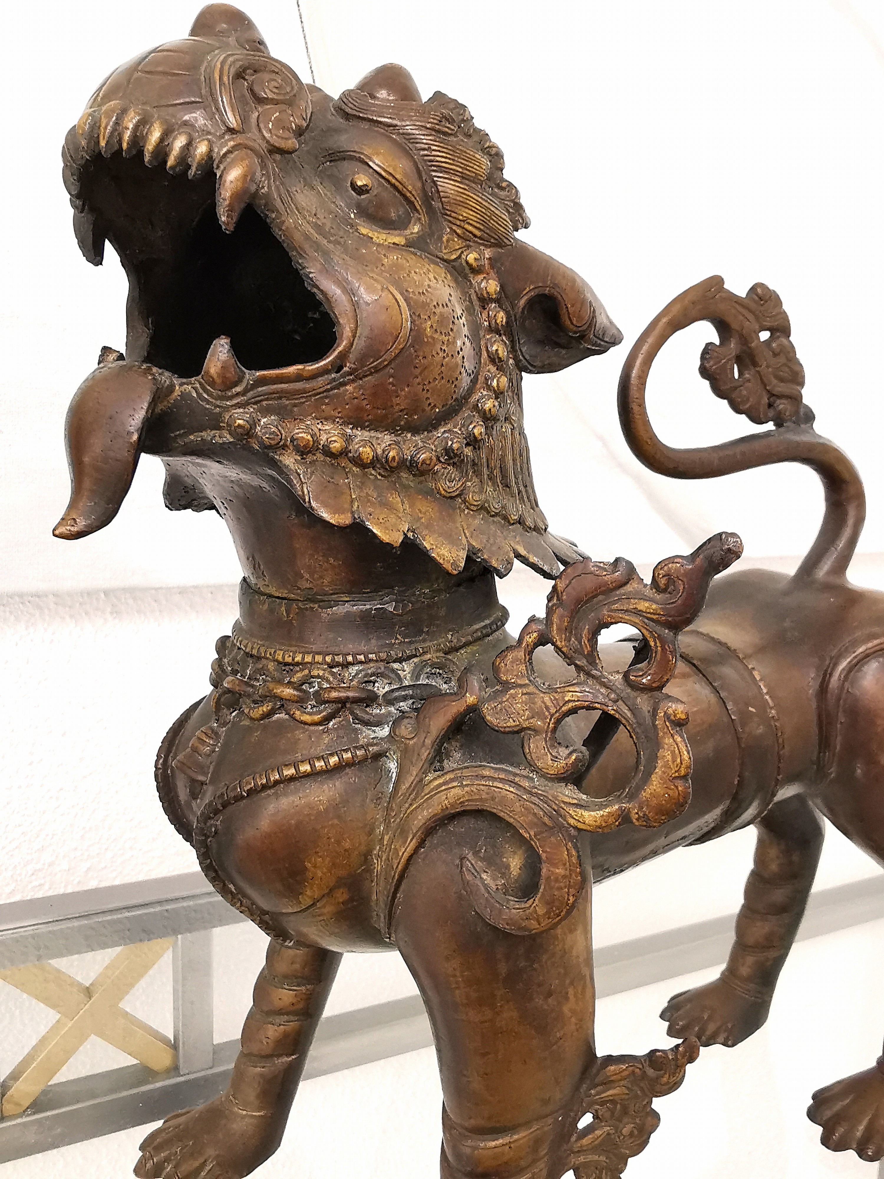 Detail d: Tempellöwen-Paar aus Bronze, Nepal, 19.Jh., Bronze, vollplastisch, männliches und weibliches Exemplar, weit geöffnete Mäuler mit heraushängenden ...