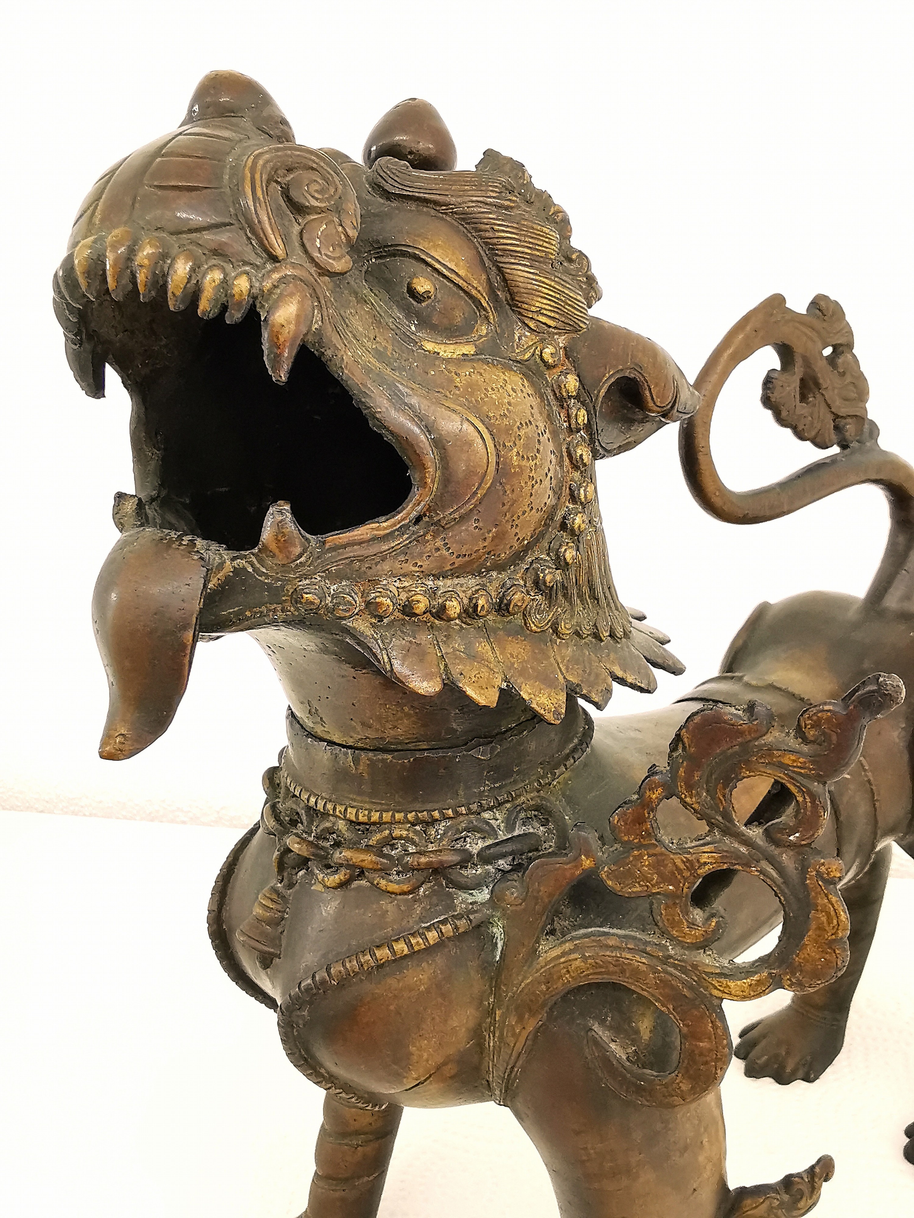 Detail e: Tempellöwen-Paar aus Bronze, Nepal, 19.Jh., Bronze, vollplastisch, männliches und weibliches Exemplar, weit geöffnete Mäuler mit heraushängenden ...