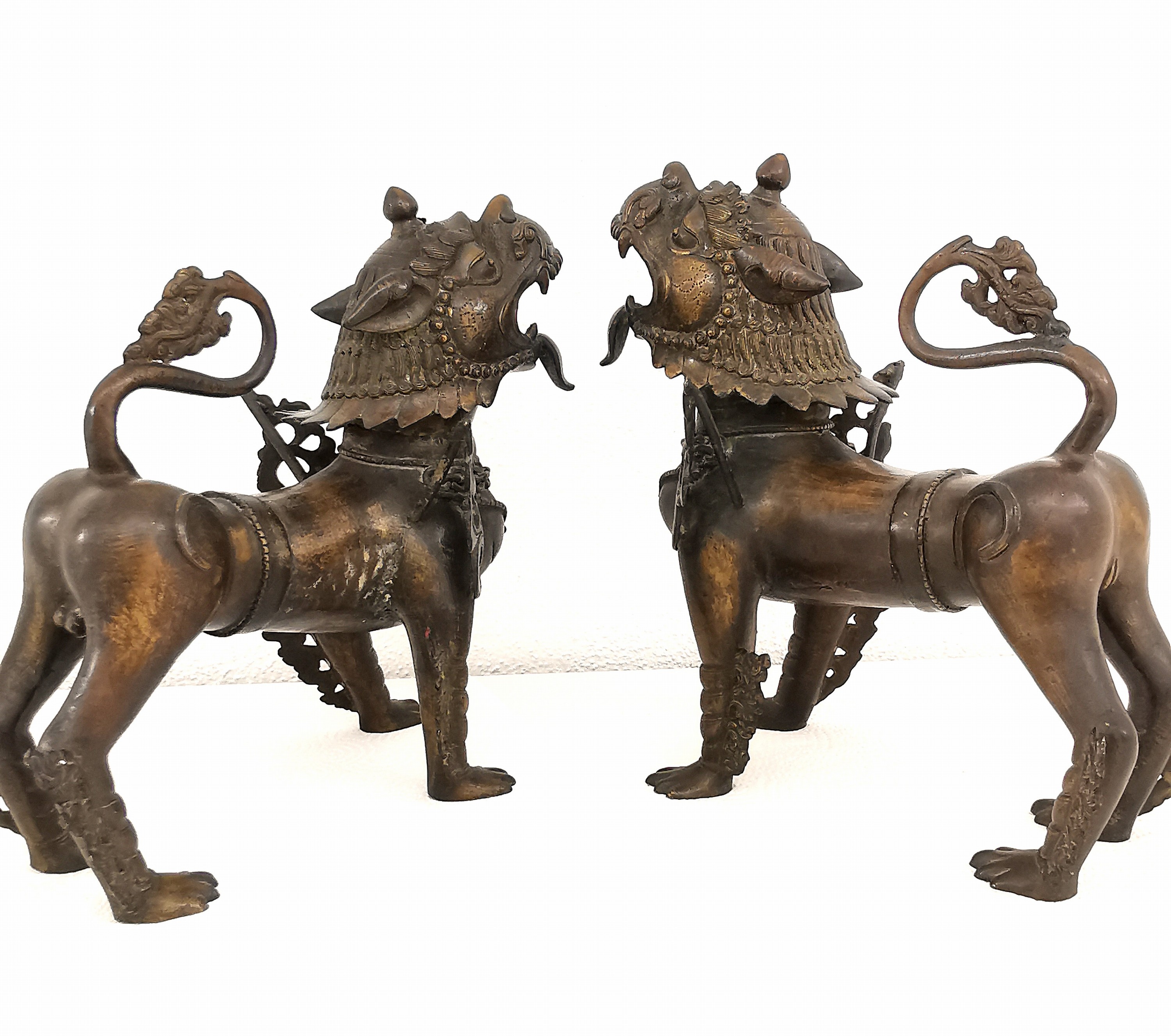Detail f: Tempellöwen-Paar aus Bronze, Nepal, 19.Jh., Bronze, vollplastisch, männliches und weibliches Exemplar, weit geöffnete Mäuler mit heraushängenden ...