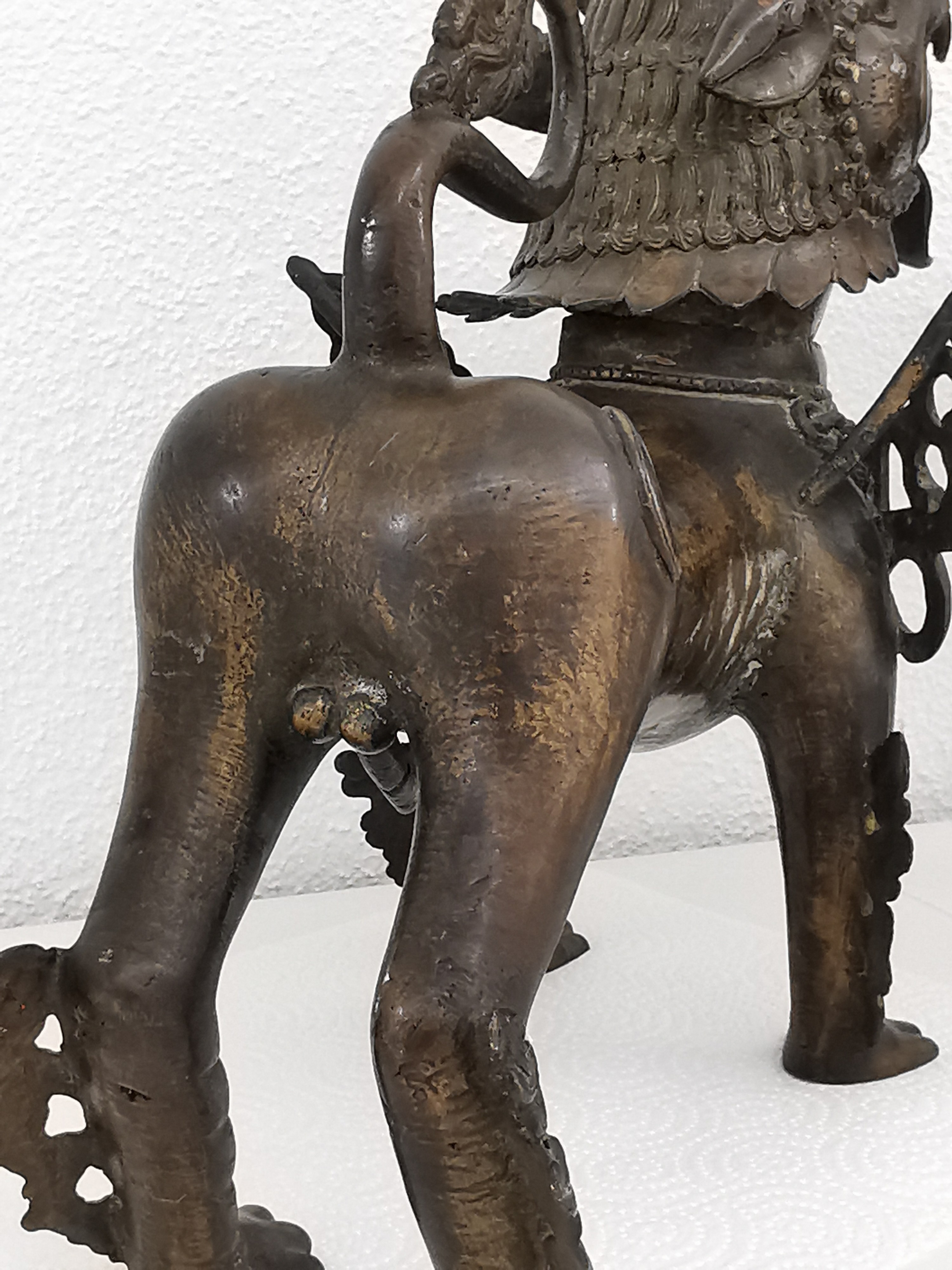 Detail g: Tempellöwen-Paar aus Bronze, Nepal, 19.Jh., Bronze, vollplastisch, männliches und weibliches Exemplar, weit geöffnete Mäuler mit heraushängenden ...