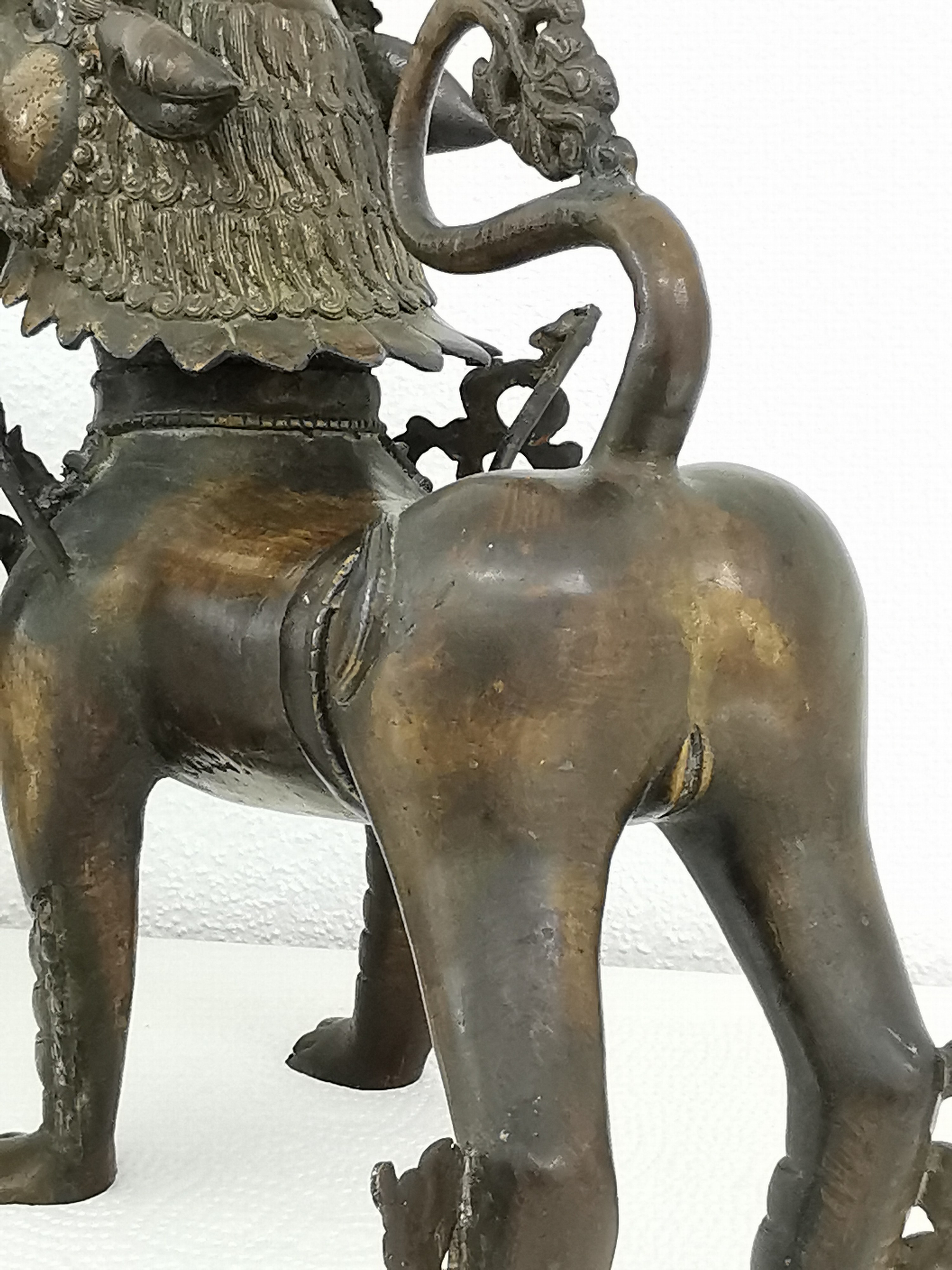 Detail h: Tempellöwen-Paar aus Bronze, Nepal, 19.Jh., Bronze, vollplastisch, männliches und weibliches Exemplar, weit geöffnete Mäuler mit heraushängenden ...