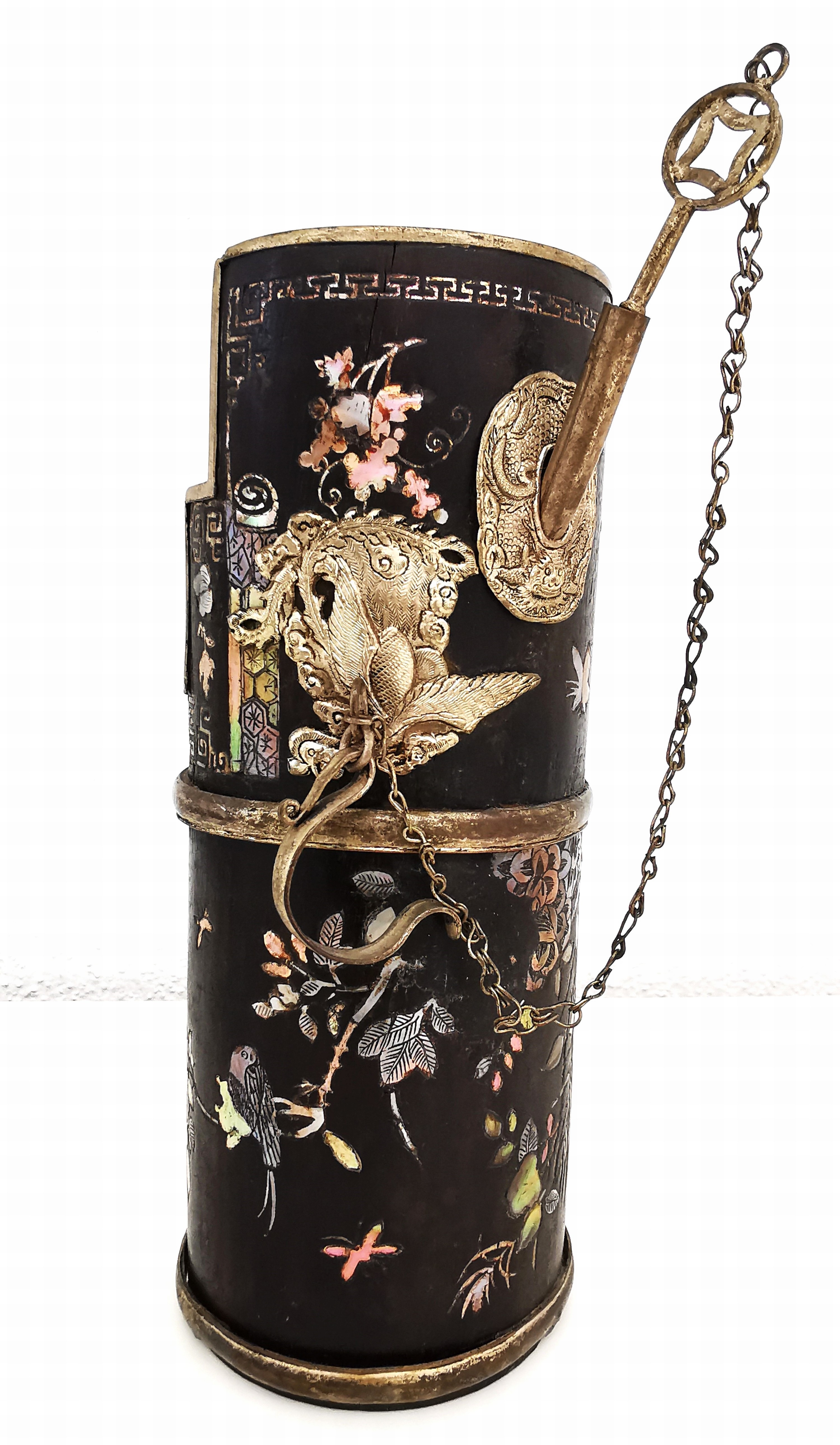 Detail a: Opiumpfeife wohl eines Beamten, China, Quing -Dynastie bzw. 19.Jh., schwarz lackiertes Holz, Perlmutteinlagen mit floralen und Vogelmotiven, ...