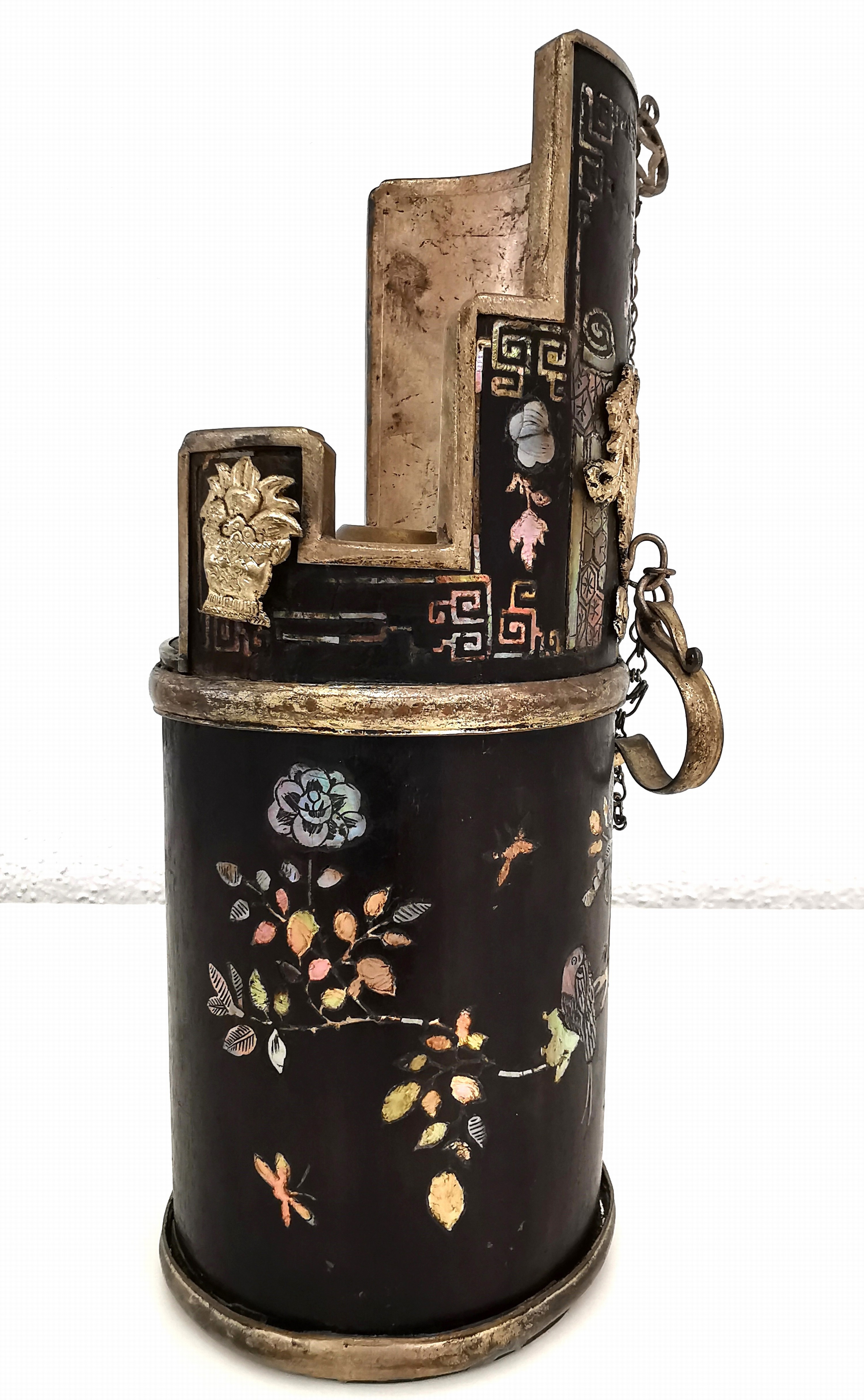 Detail b: Opiumpfeife wohl eines Beamten, China, Quing -Dynastie bzw. 19.Jh., schwarz lackiertes Holz, Perlmutteinlagen mit floralen und Vogelmotiven, ...