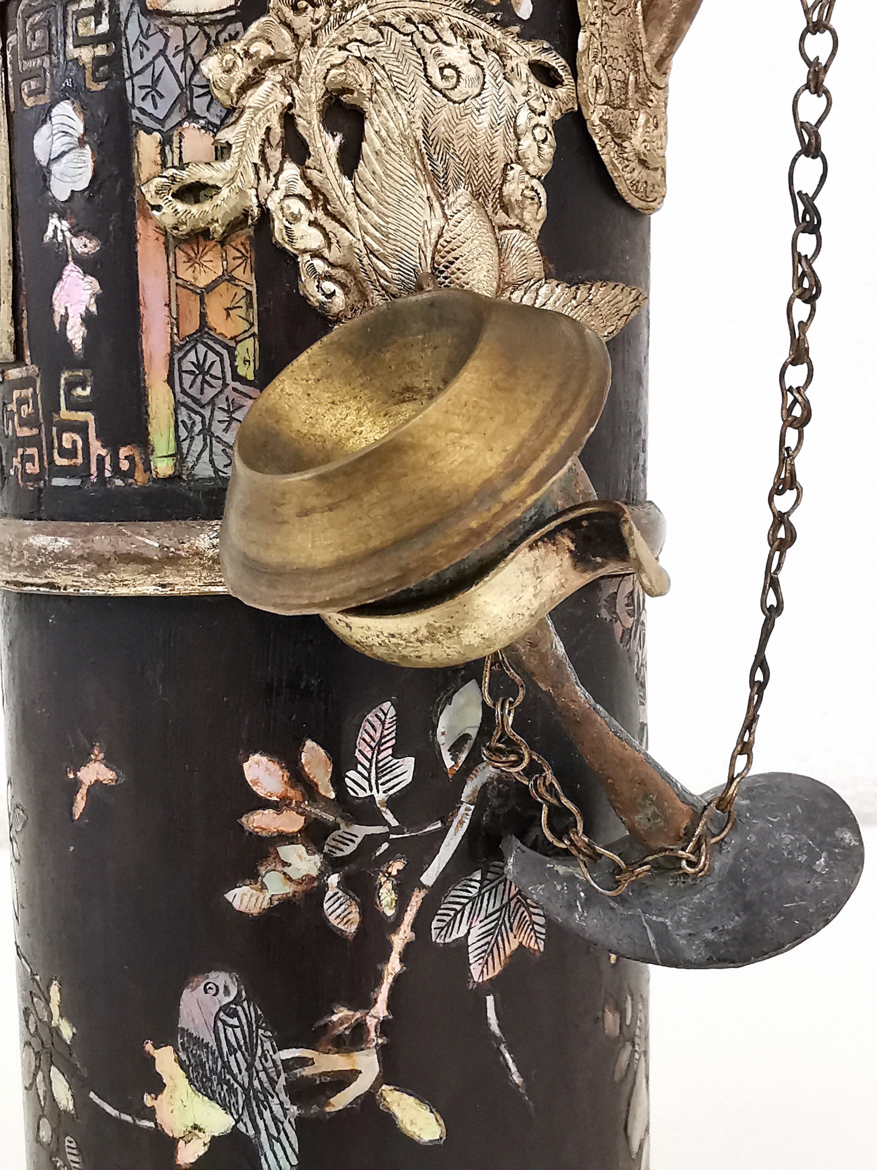Detail e: Opiumpfeife wohl eines Beamten, China, Quing -Dynastie bzw. 19.Jh., schwarz lackiertes Holz, Perlmutteinlagen mit floralen und Vogelmotiven, ...