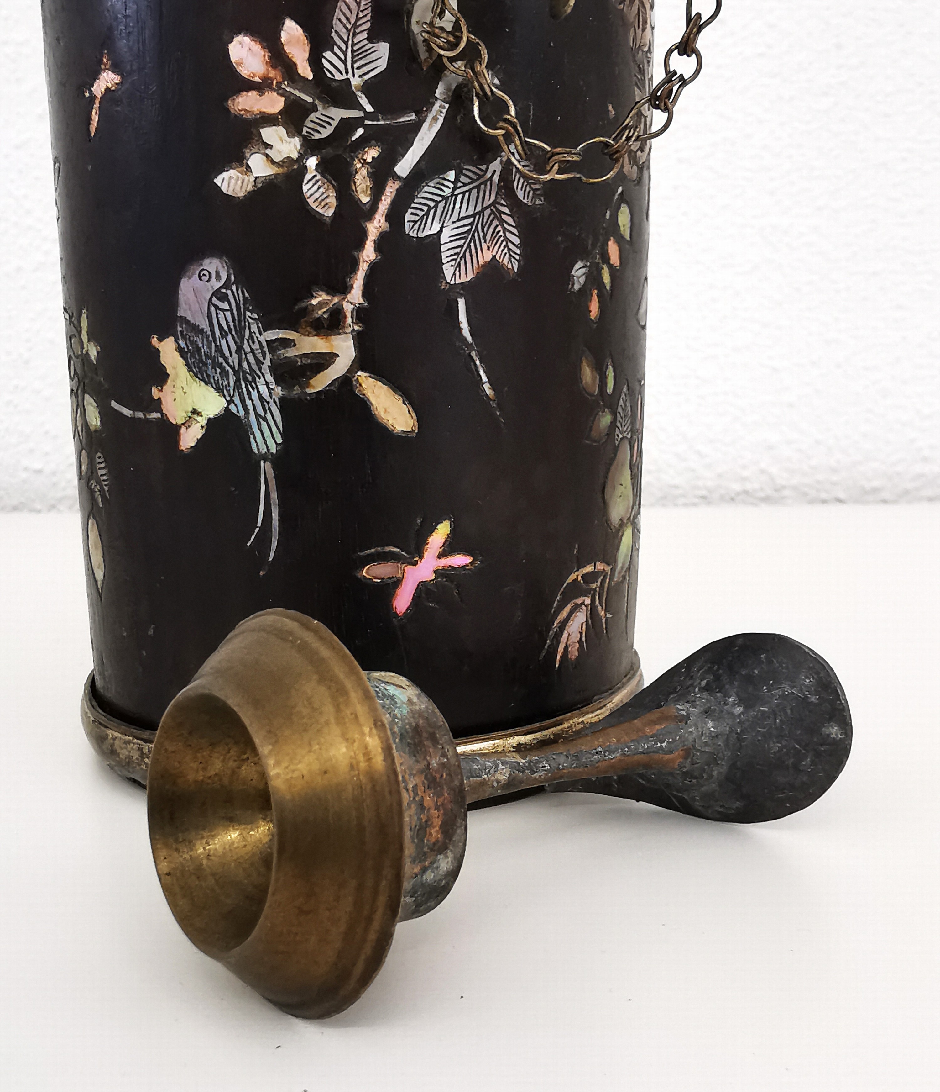 Detail f: Opiumpfeife wohl eines Beamten, China, Quing -Dynastie bzw. 19.Jh., schwarz lackiertes Holz, Perlmutteinlagen mit floralen und Vogelmotiven, ...